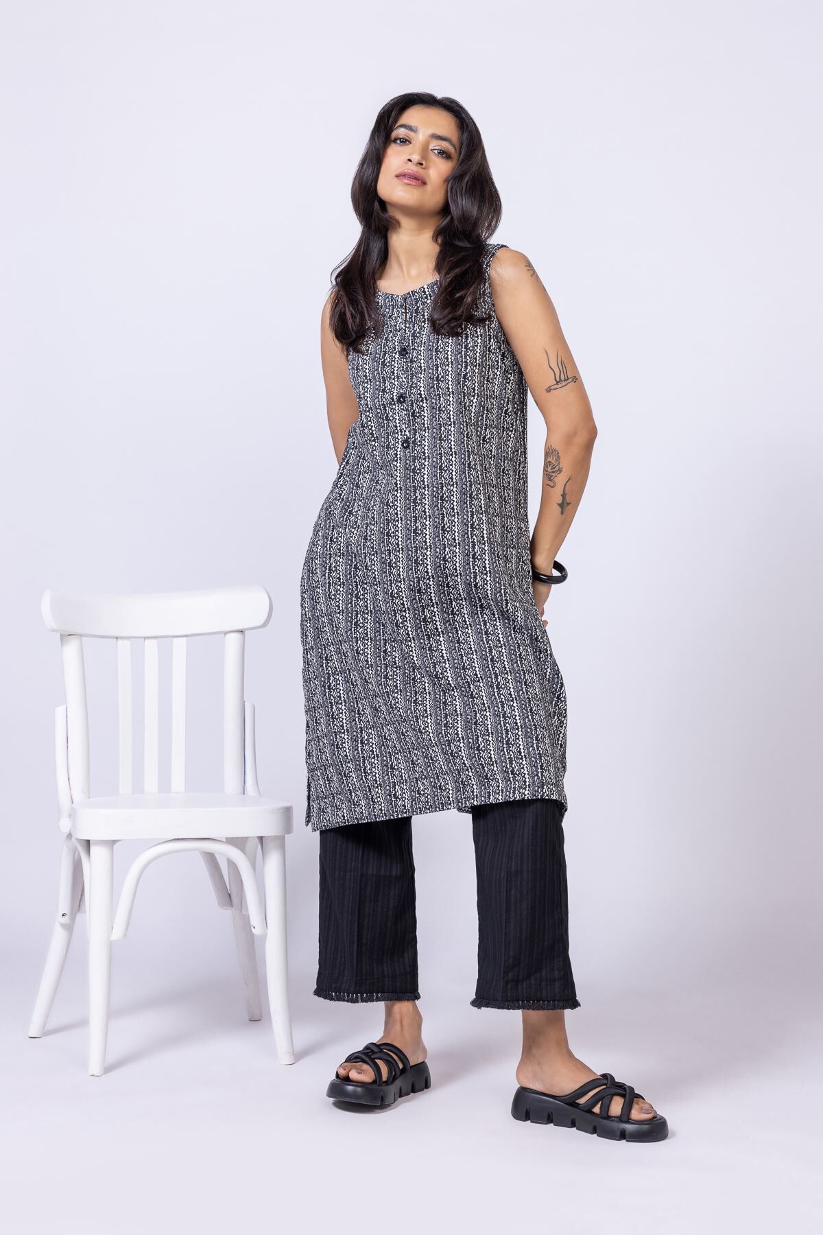 Buy Pants | 1750.00 PKR | EIB245322-VG_BLACK | Khaadi Pakistan