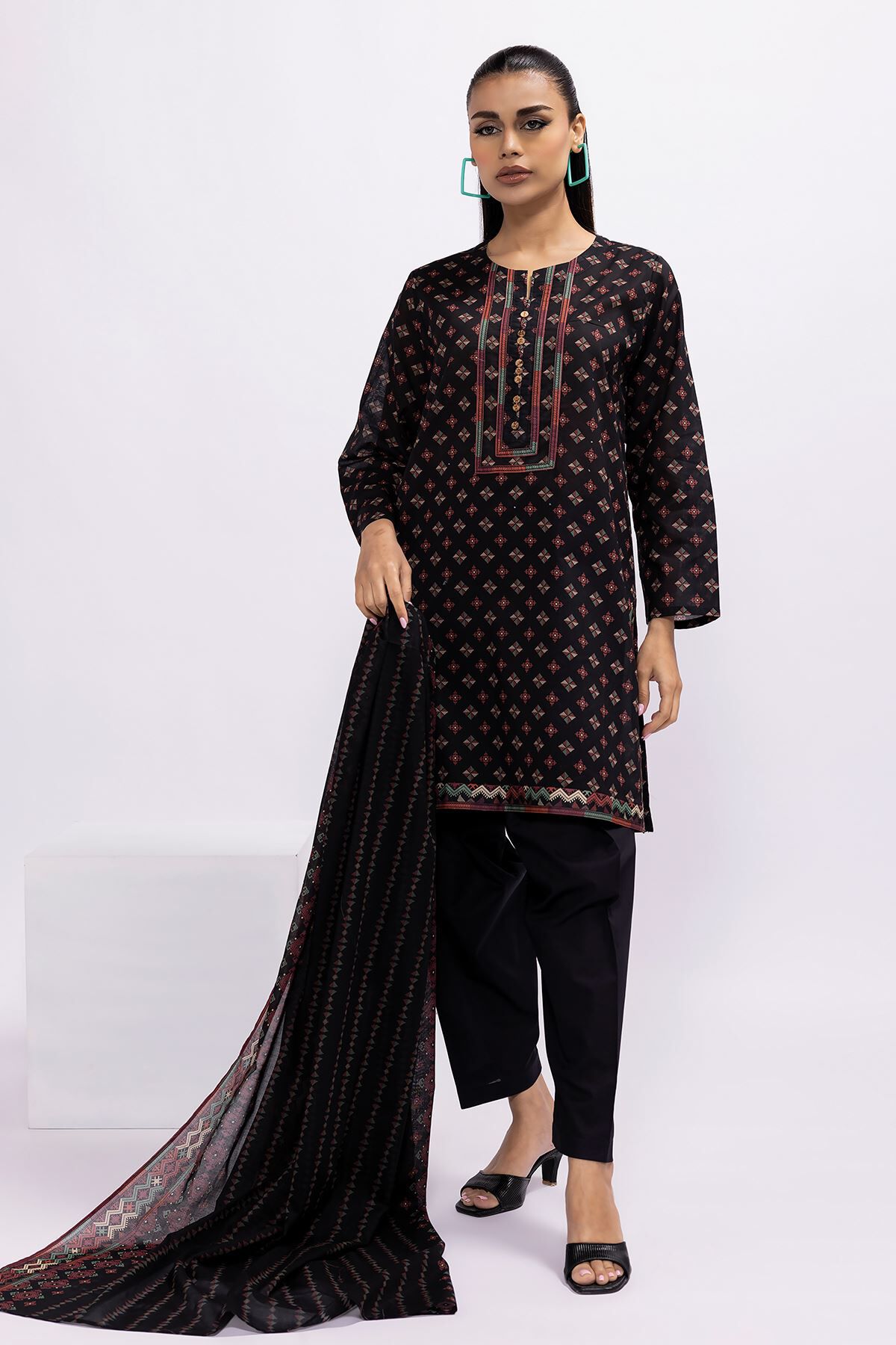 Khaadi hotsell pakistani suits
