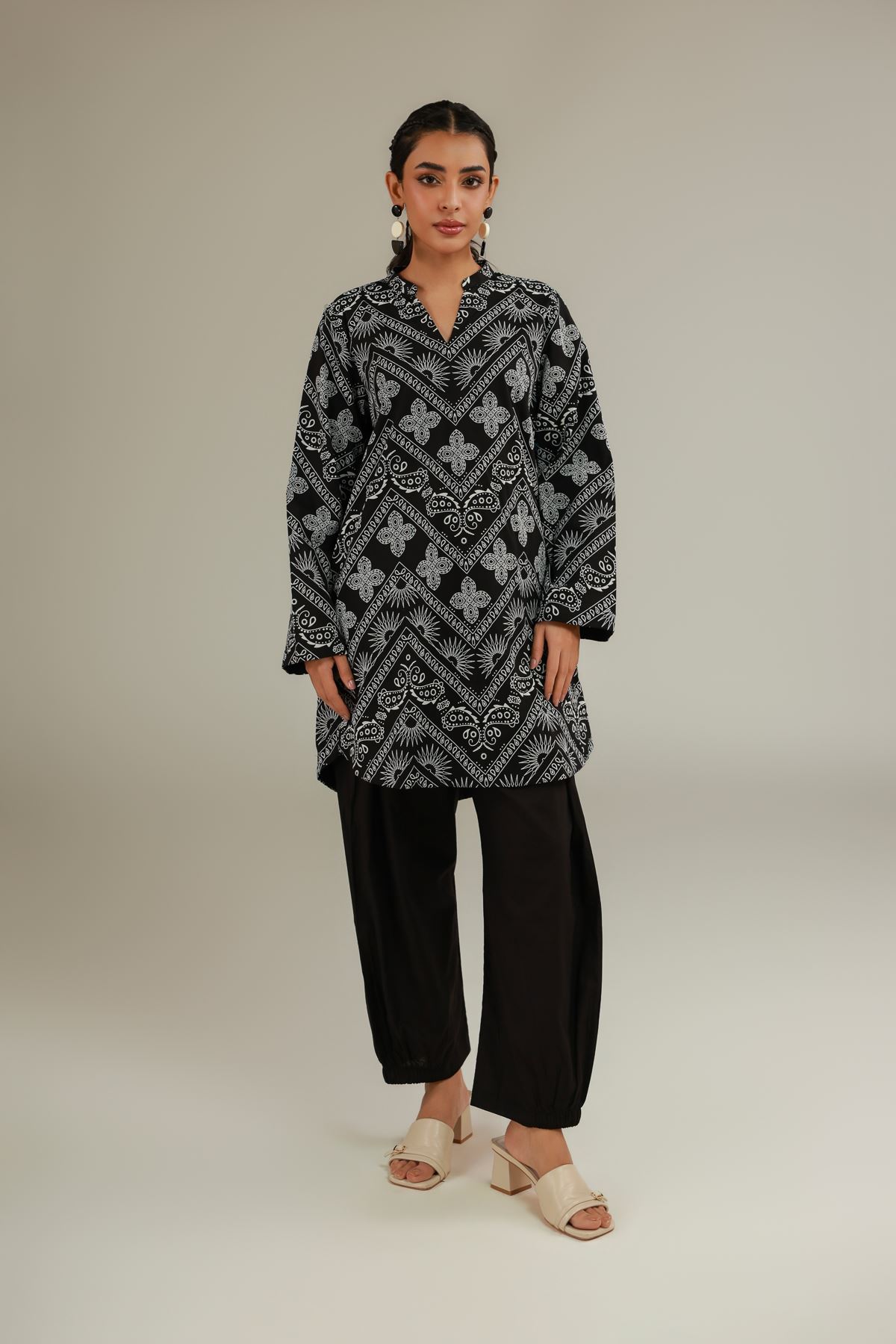 Cambric Short Black Kurta - 2-26-105-A-A-VG