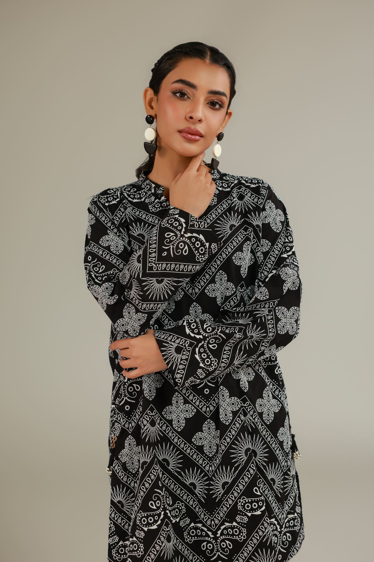 Cambric Short Black Kurta - 2-26-105-A-A-VG