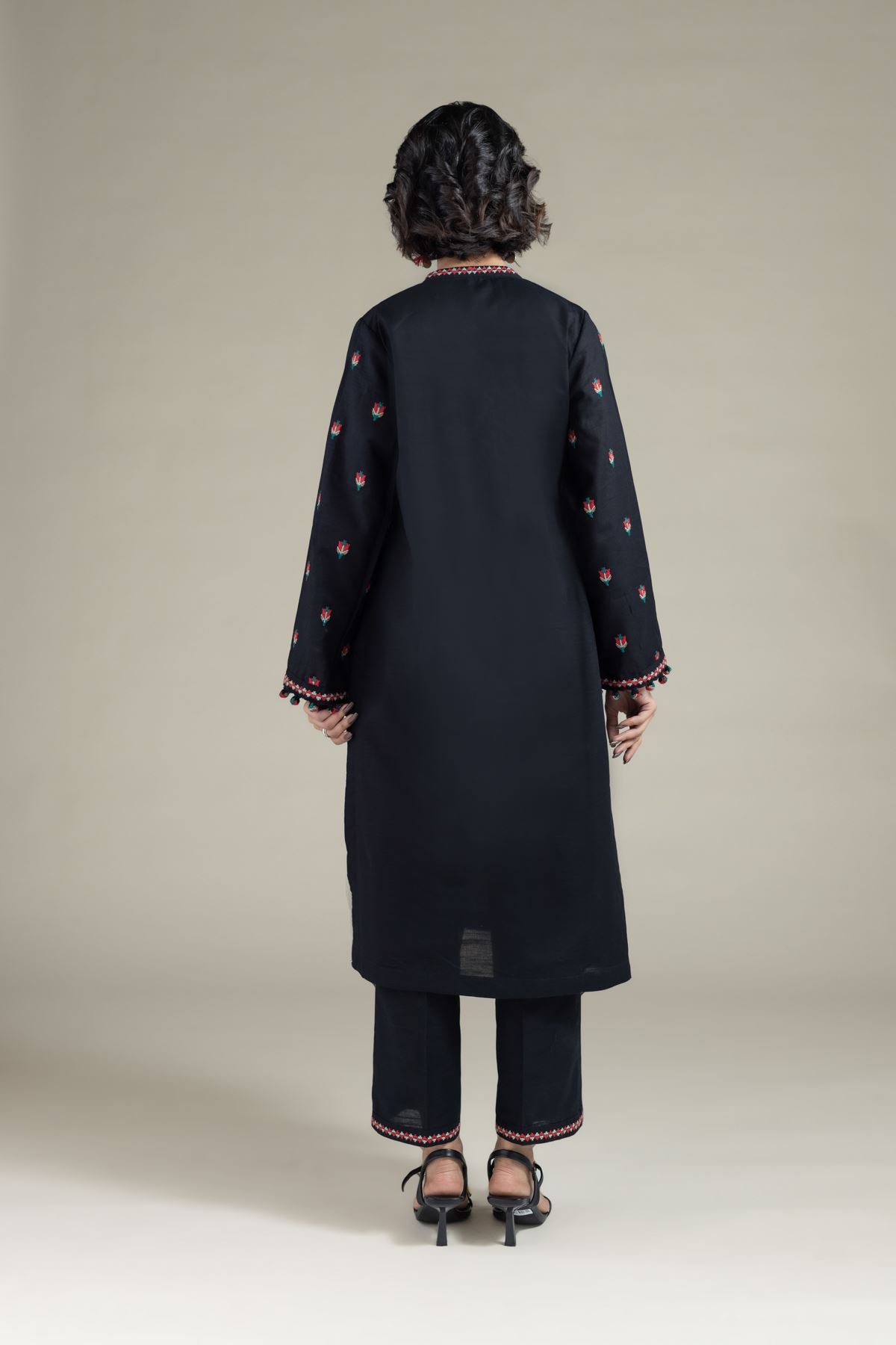 Embroidered Khaddar Kurta - 25-09-11E14-08TA-VG