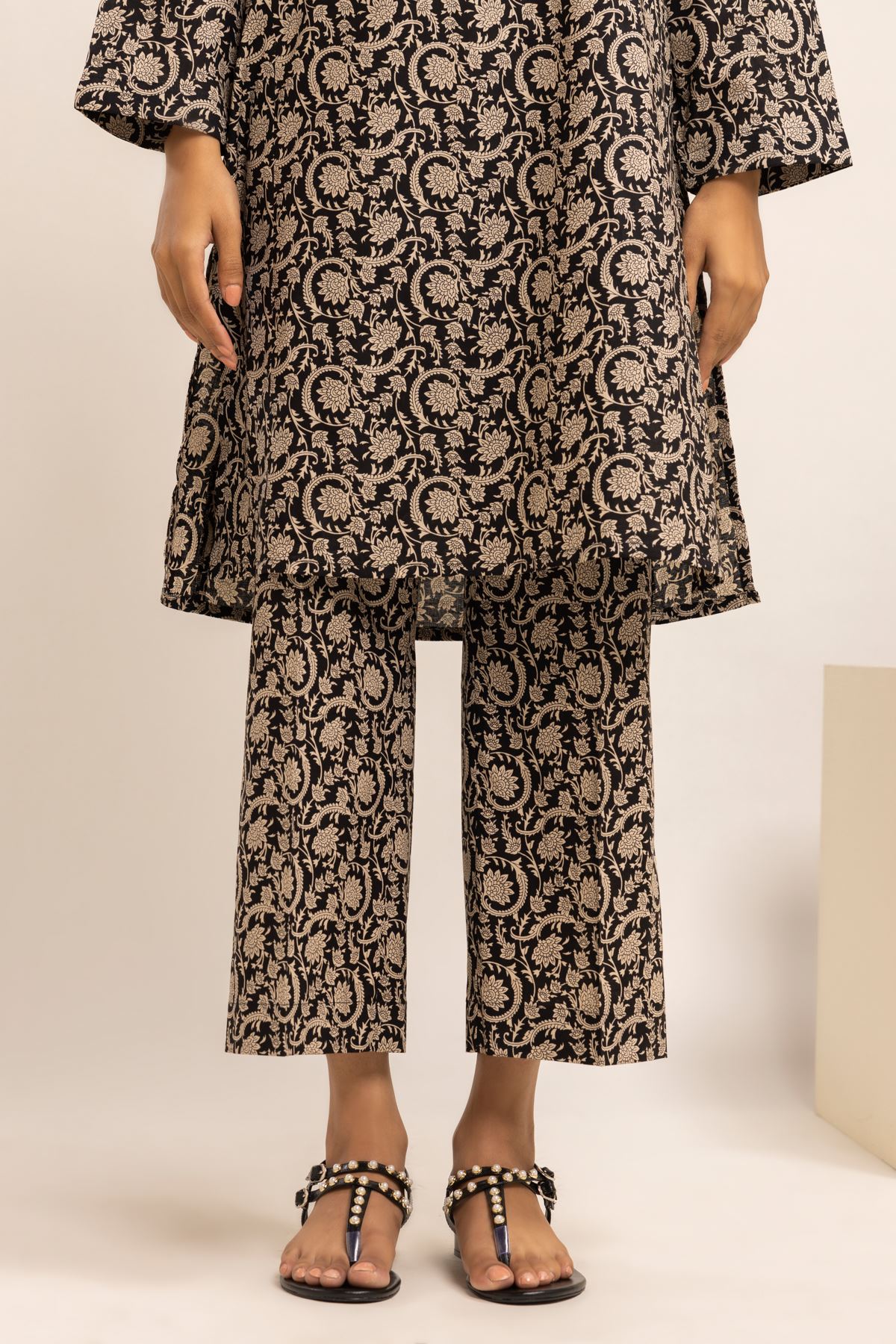 Buy Narrow Culottes | 1390.00 PKR | Khaadi Pakistan