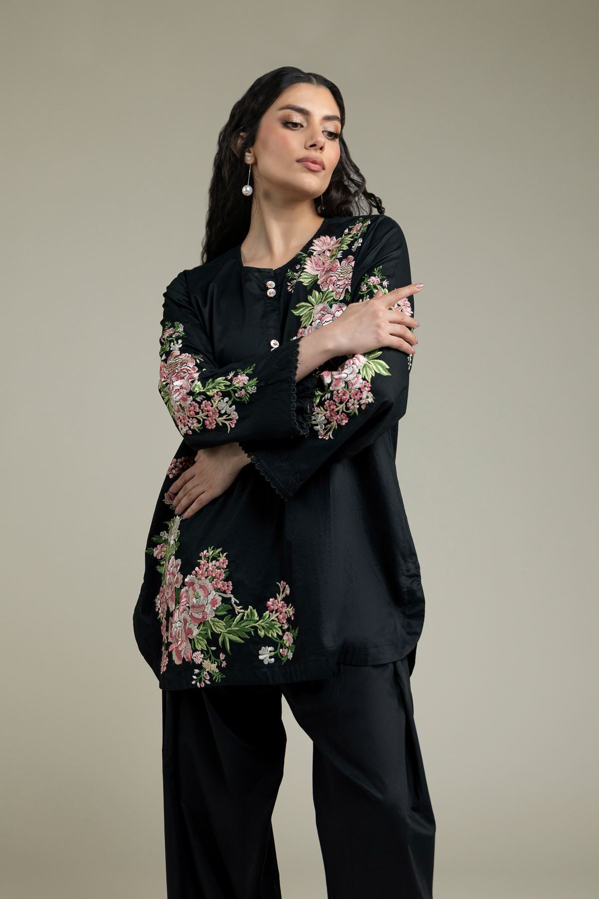 Embroidered Cambric Black Round-Neck Kurta - 25-09-11E14-03TA-VG