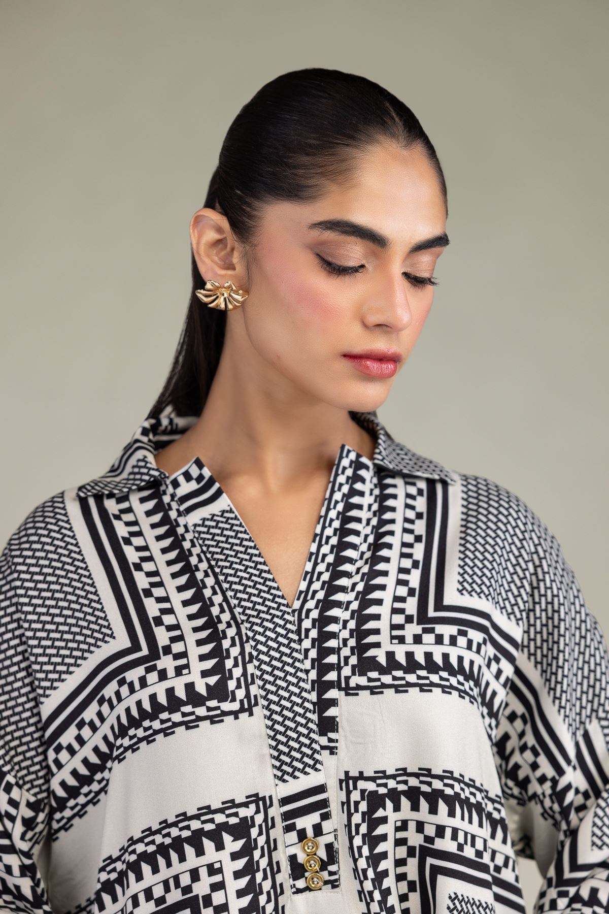 Embroidered Viscose Crepe Short V-Neck Shirt - 2-26-301-B-F1-VG
