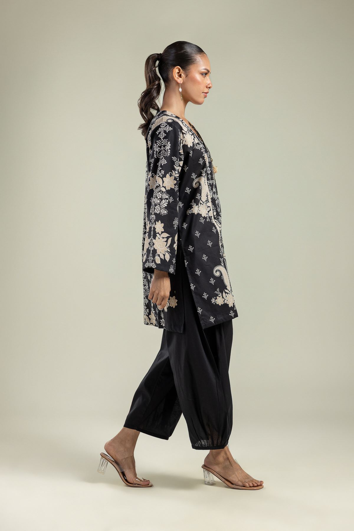 Printed Cambric Solid Black Shalwar - 26-01-1E5-06TA-VG