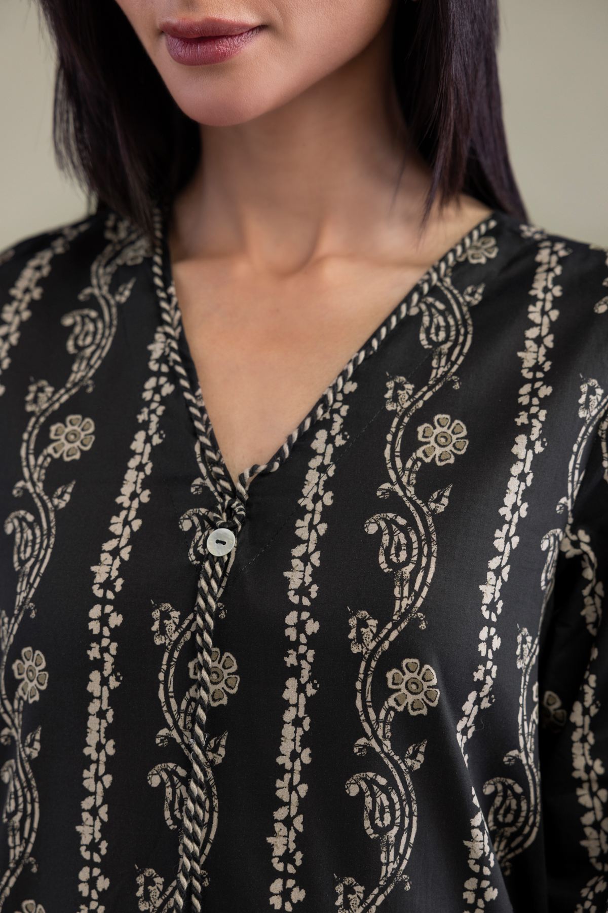 Printed Cambric Black V-Neck Kurta - T-A11-26-105FJ1-VG