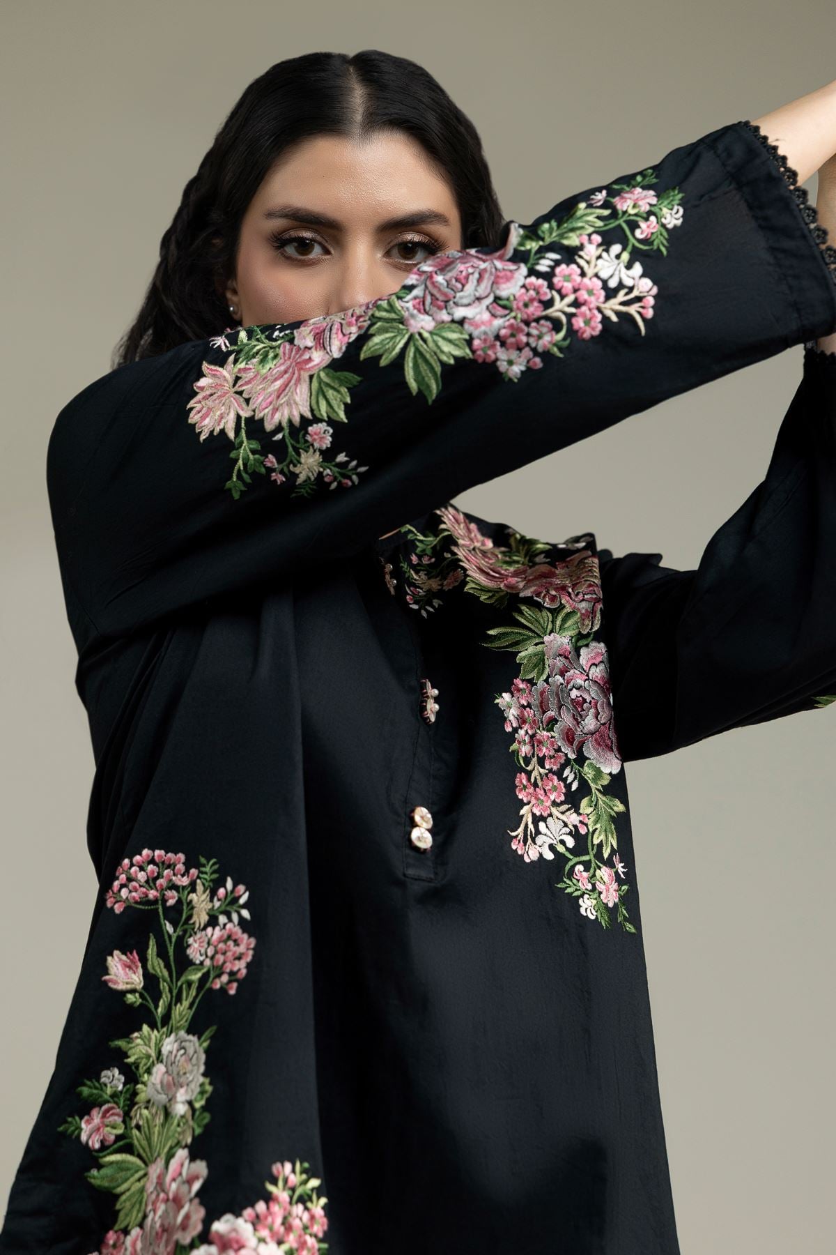 Embroidered Cambric Black Round-Neck Kurta - 25-09-11E14-03TA-VG