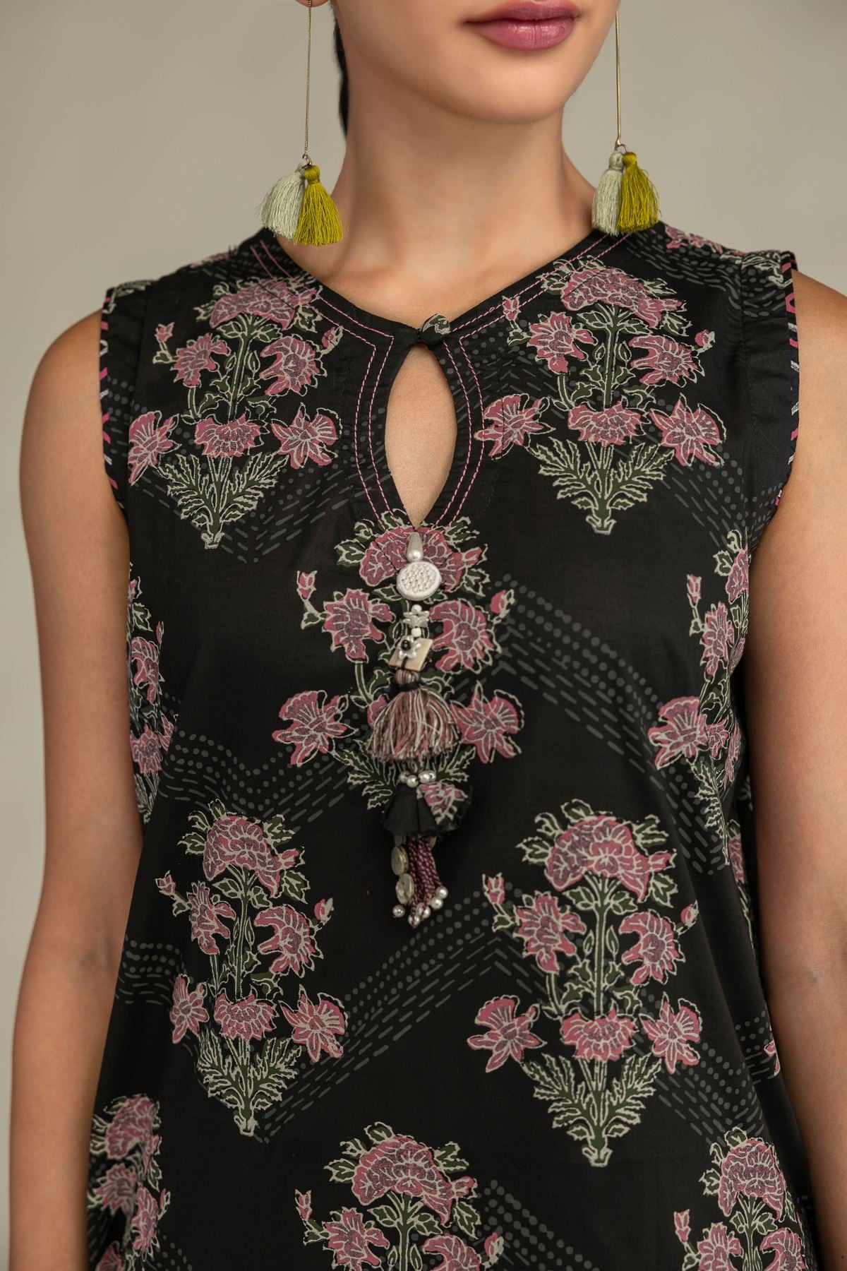 Printed Cambric Black Sleeveless Kurta - 2-26-308-A-G1-VG