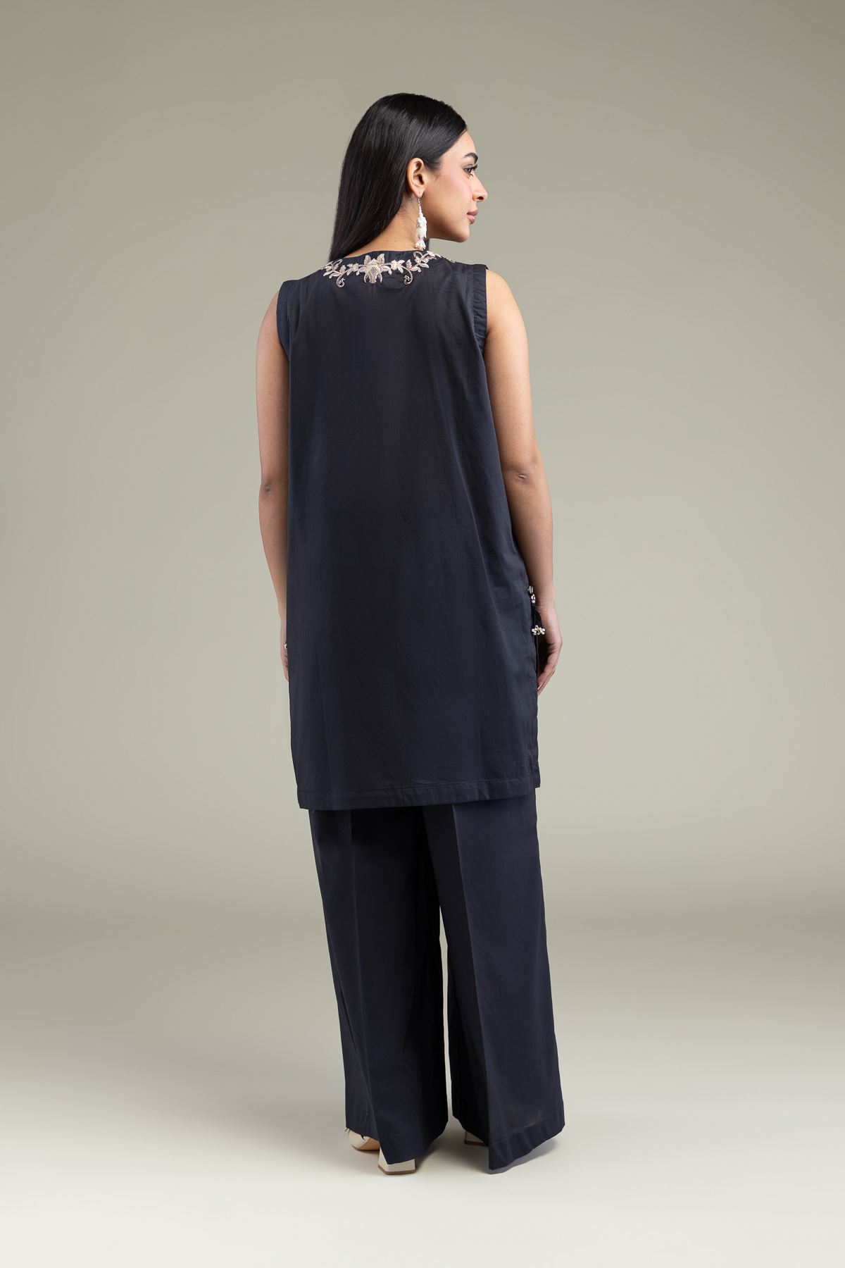 Embroidered Cambric Floral Sleeveless Kurta - 1-26-211-A-H1-VG