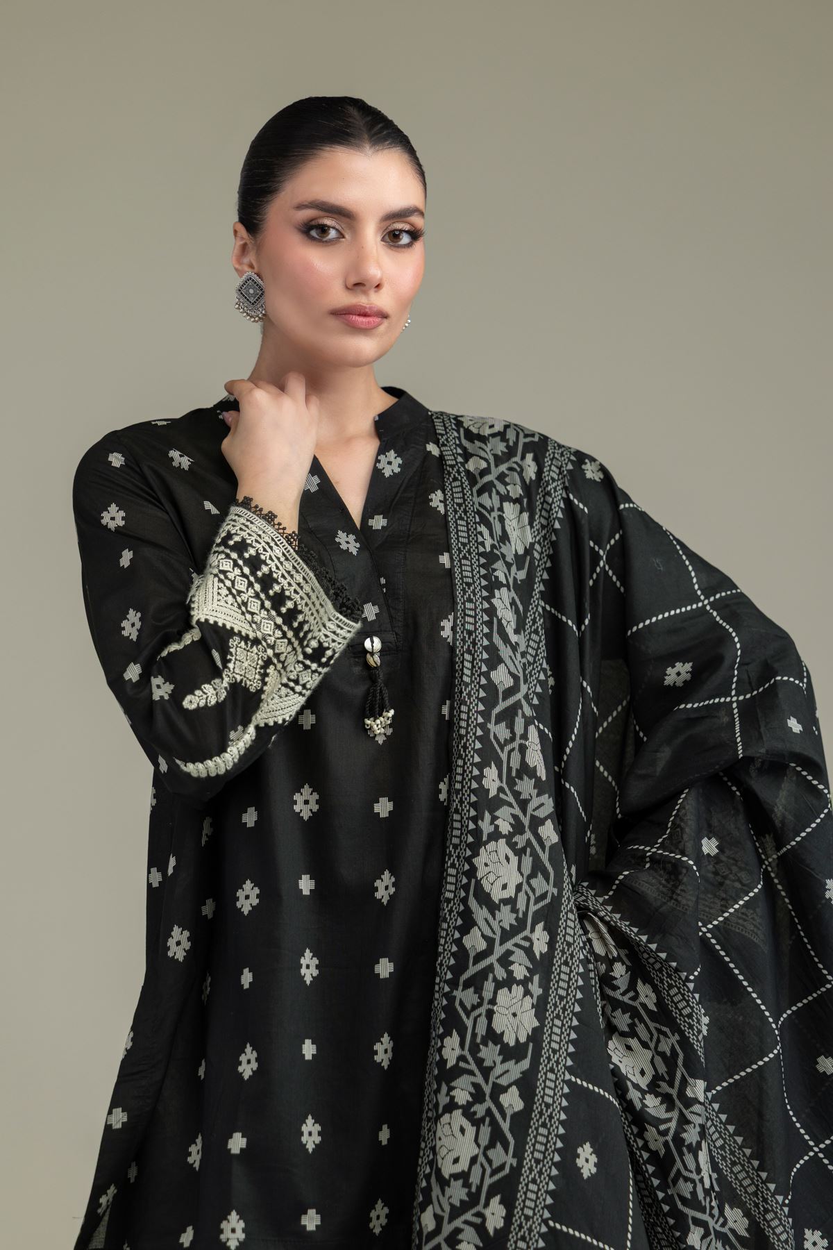 Embroidered Lawn Black Lawn Dupatta - 25-10-12E6-07TA-VG