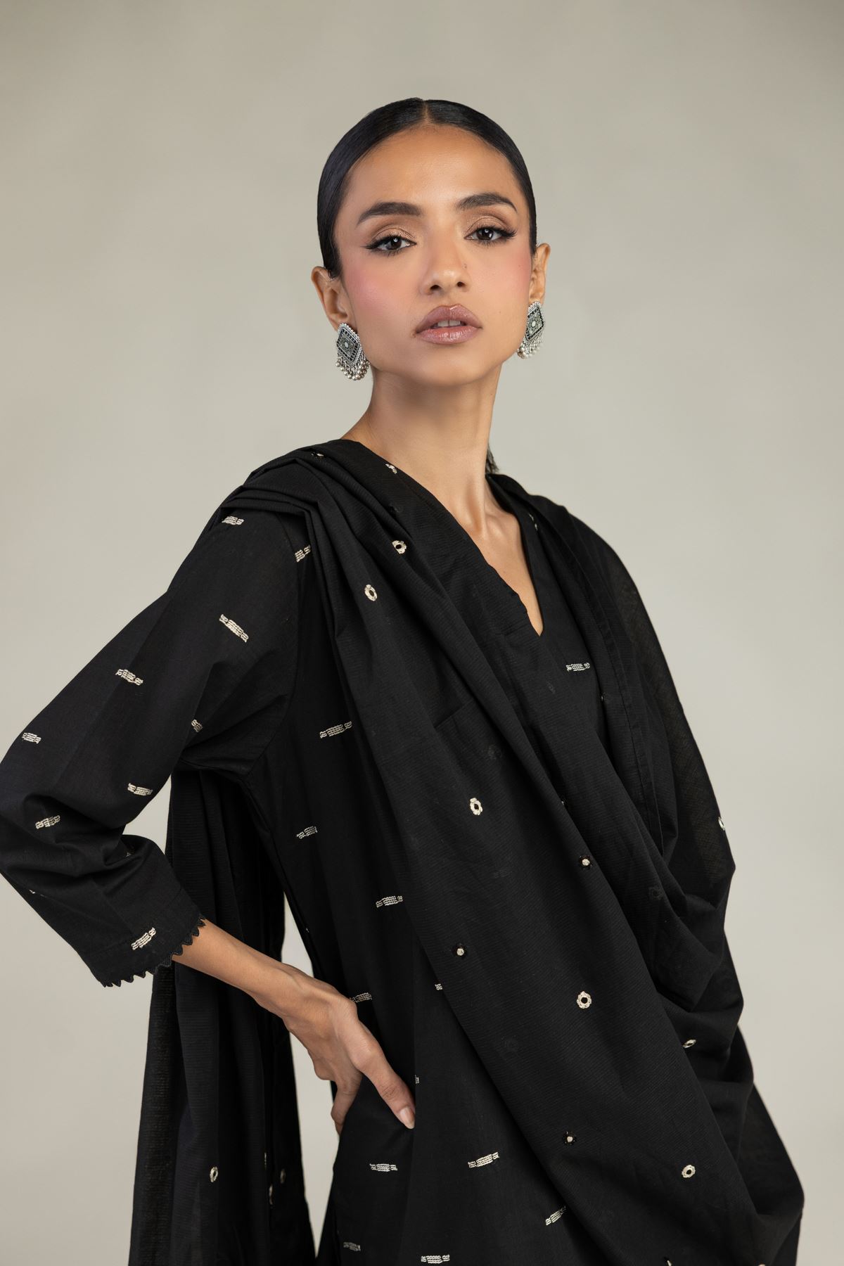 Textured Lawn Embroidered Black Lawn Dupatta - 1-26-226-A-B1-VG