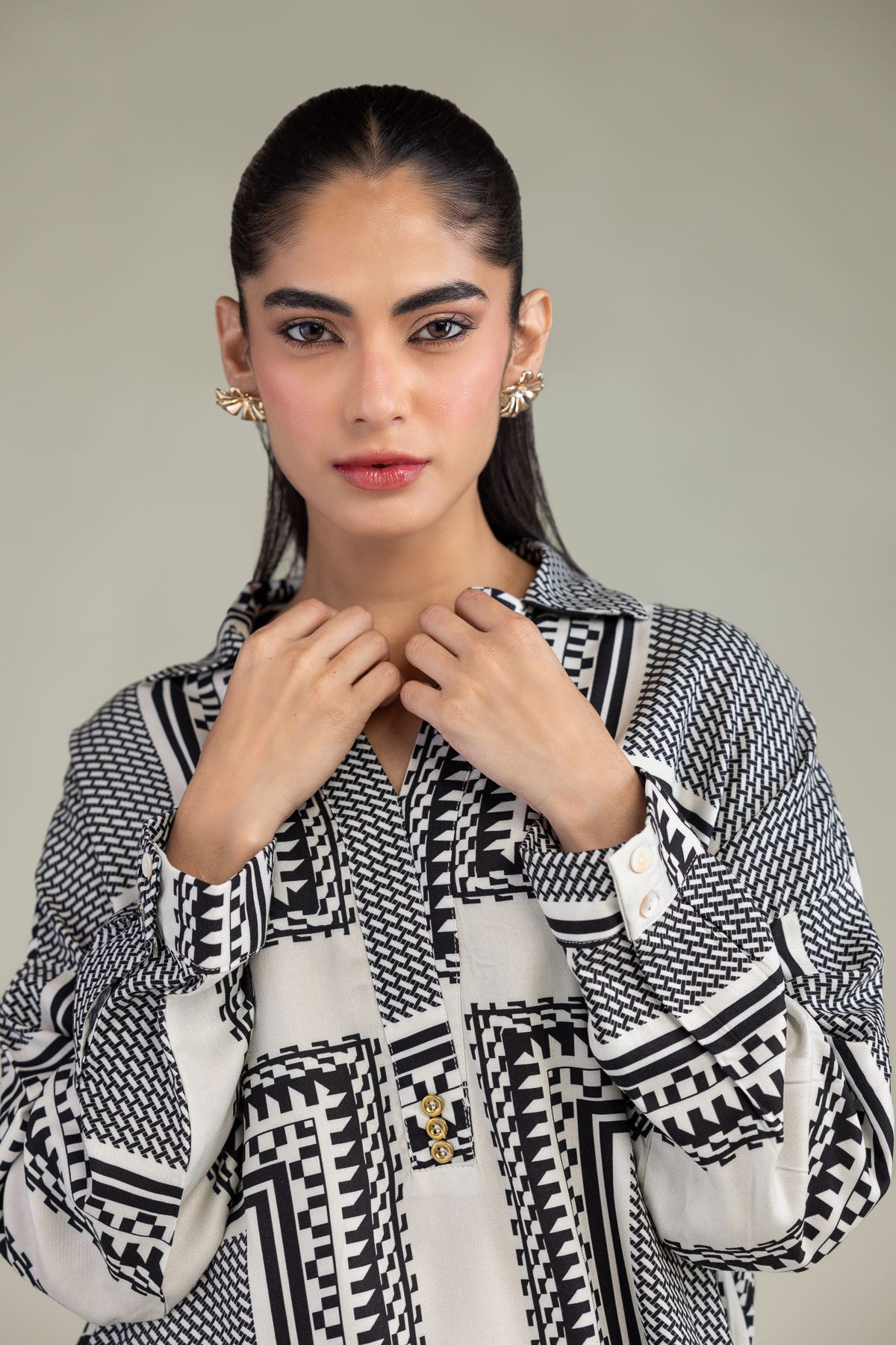 Embroidered Viscose Crepe Short V-Neck Shirt - 2-26-301-B-F1-VG