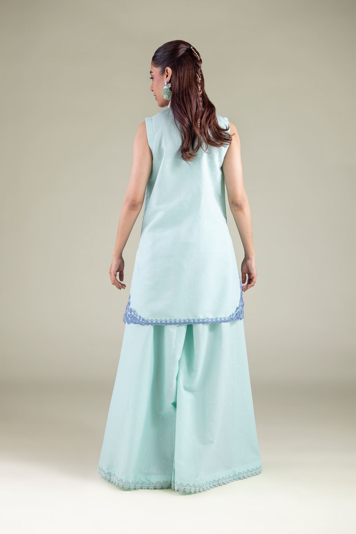 Embroidered Mesuri Floral Sleeveless Kurta - 2-26-112-A-F-VG