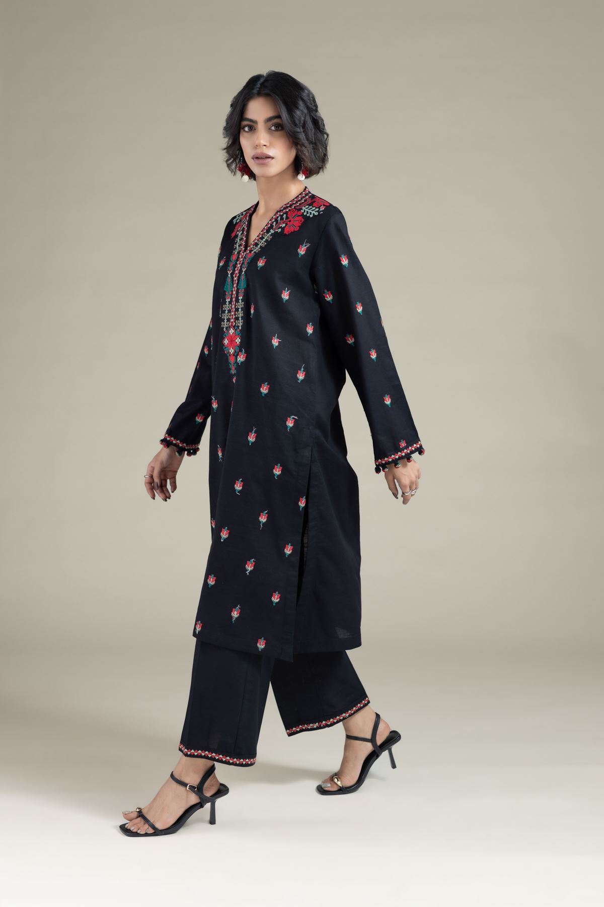 Embroidered Khaddar Kurta - 25-09-11E14-08TA-VG