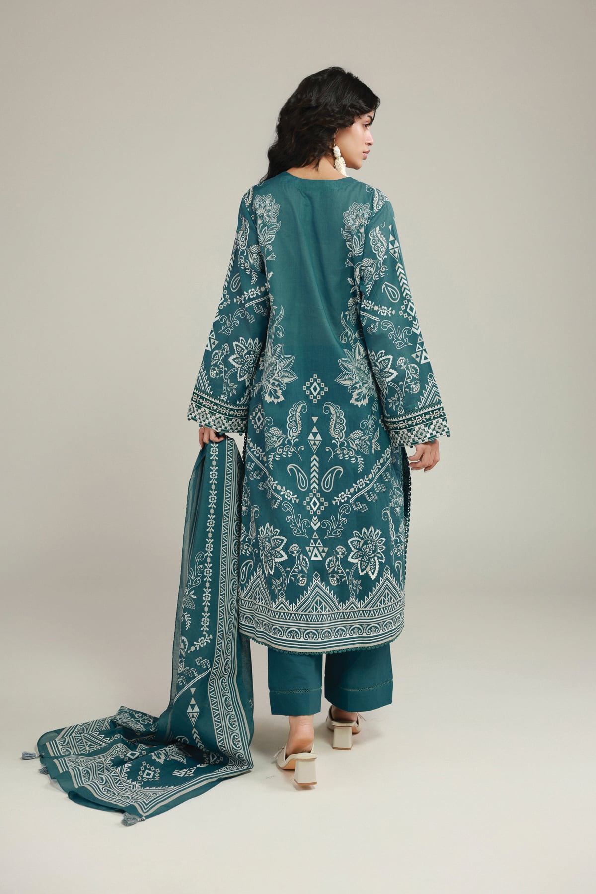 Embroidered Lawn 3-Piece Lawn Set - 8-26-202-A-A1-VG