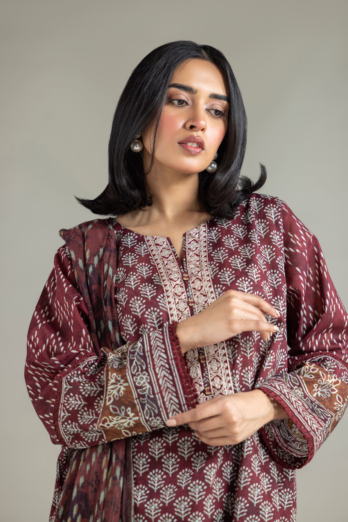 Embroidered Lawn Three-Piece Lawn Suit - T-A22-26-107FA-VG