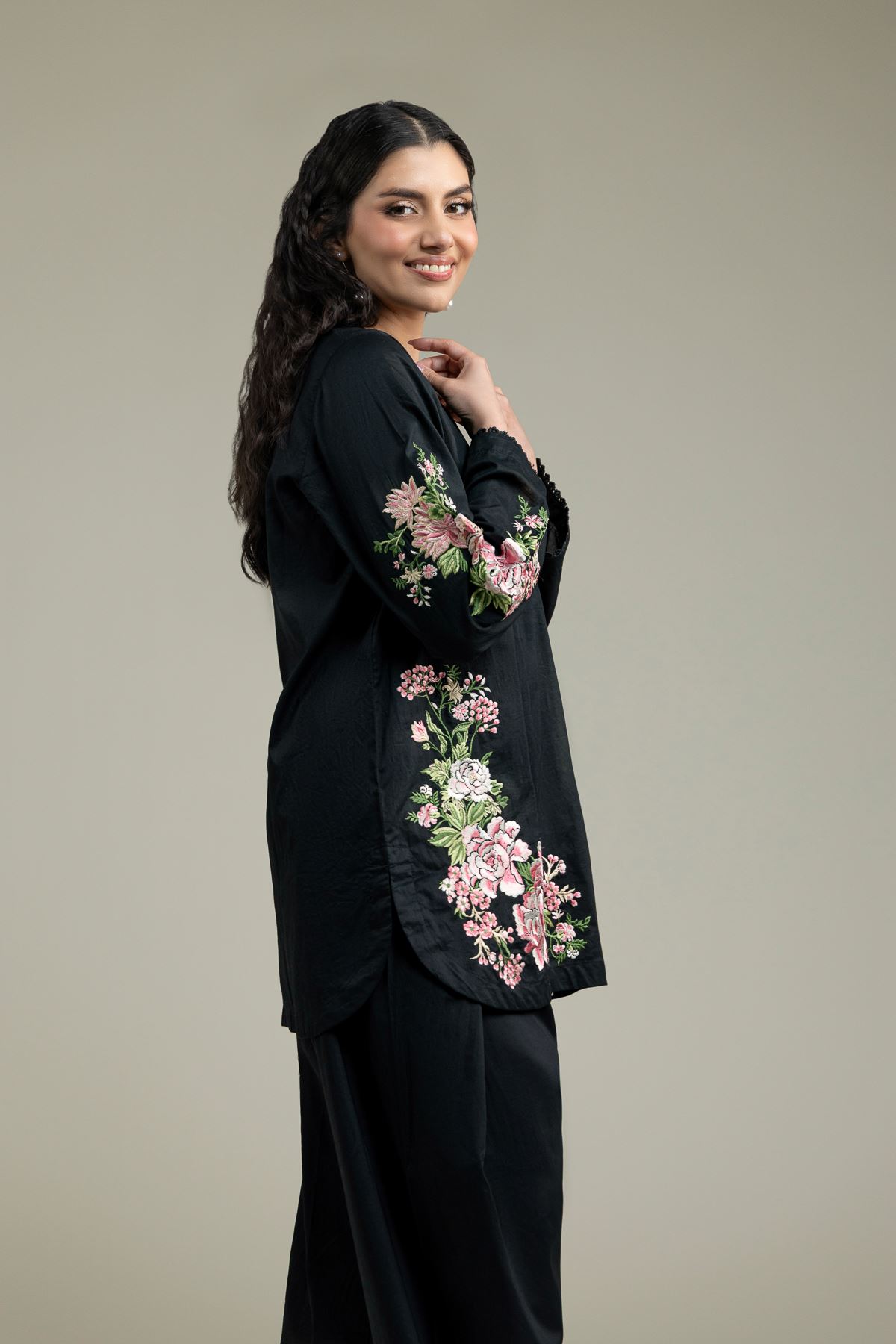 Embroidered Cambric Black Round-Neck Kurta - 25-09-11E14-03TA-VG