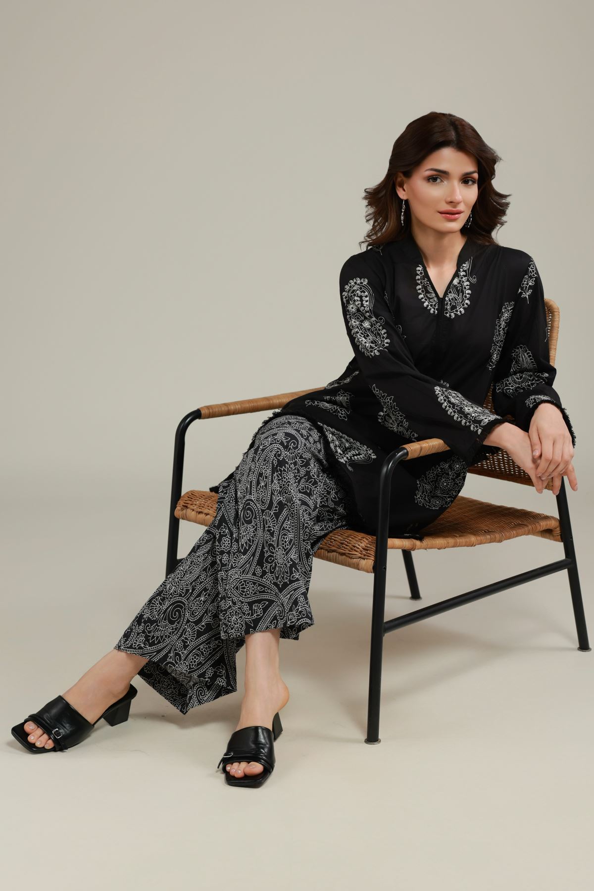 Embroidered Cotton Crinkle Paisley V-Neck Kurta - 25-09-10E2-03TA-VG