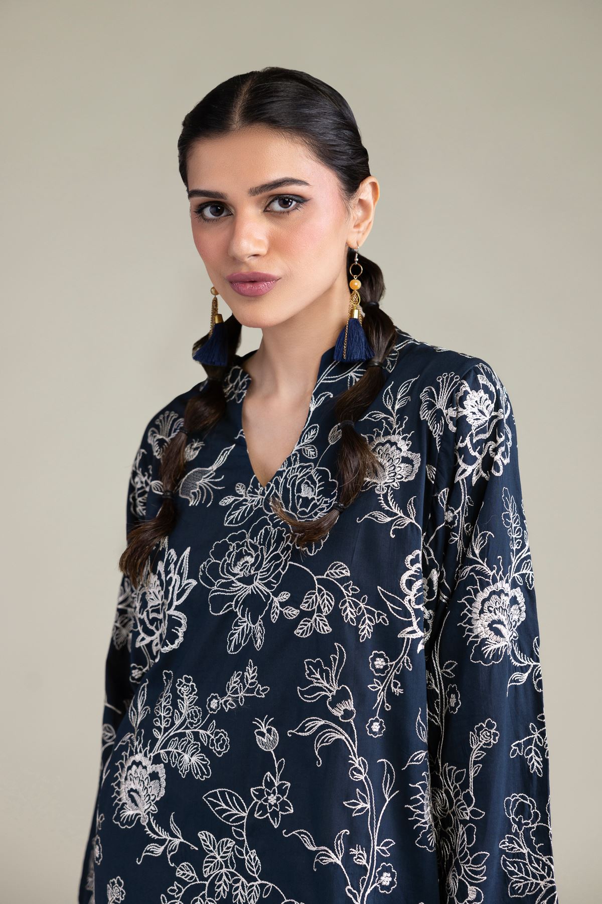 Embroidered Cambric Floral Threadwork Kurta - 2-26-212-A-D1-VG