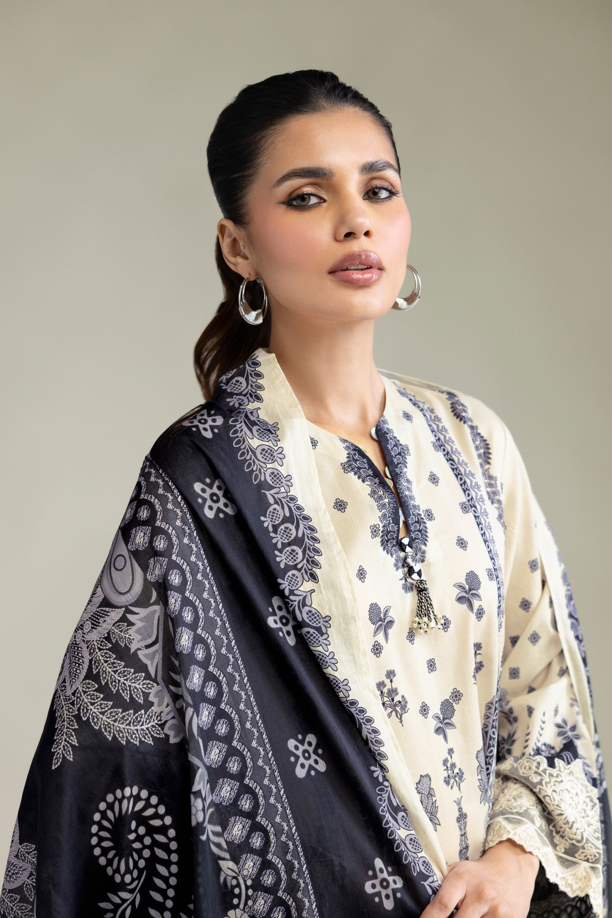 Embroidered Lawn Fabrics 3 Piece - A22-26-201FC1-VG