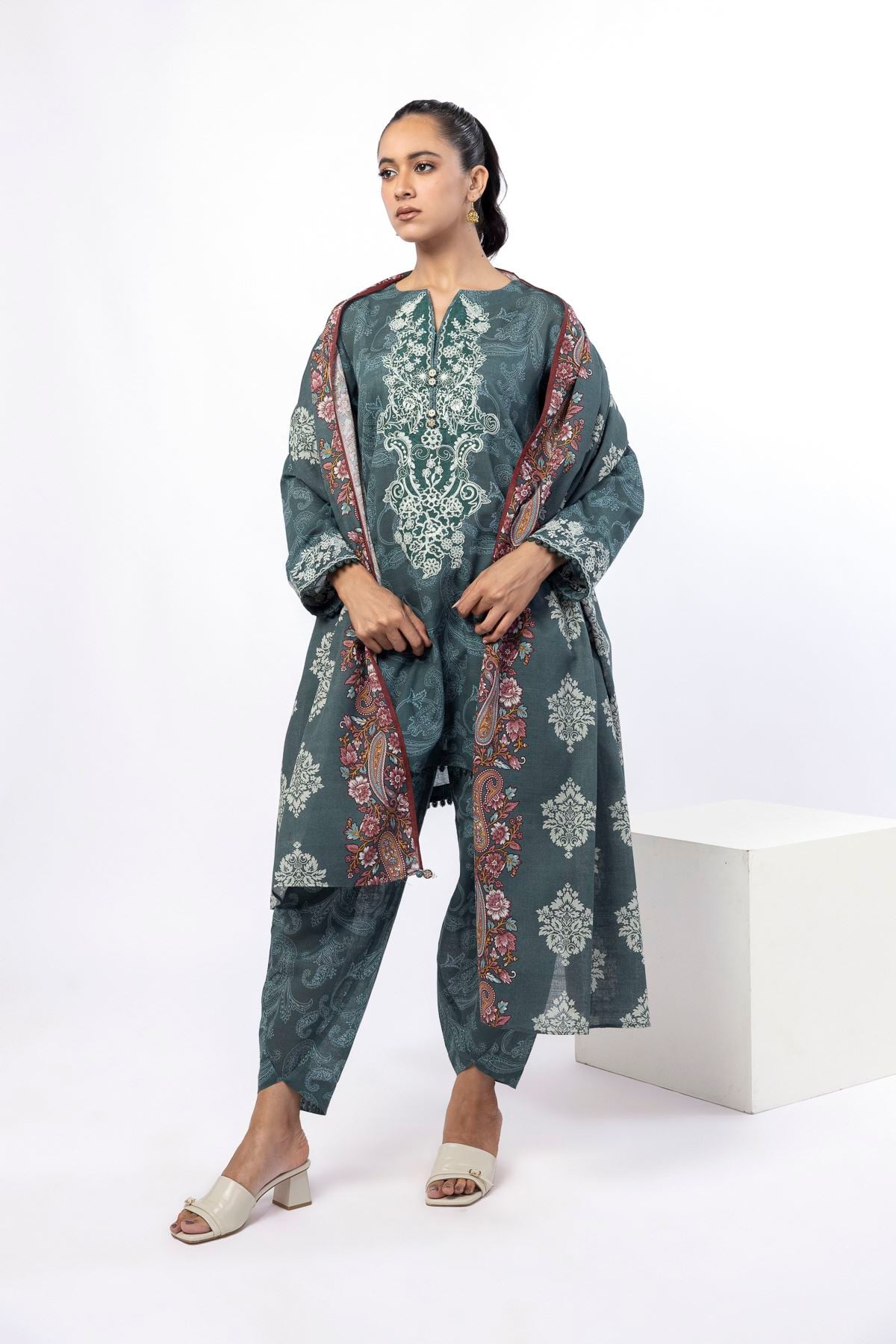 Embroidered Light Khaddar Paisley 3-Piece Set - LKN67BST-VG