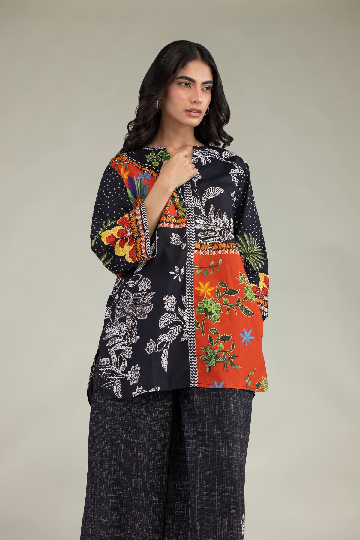 Printed Cambric V-Neck Floral Blouse - 3-26-201-A-A1-VG