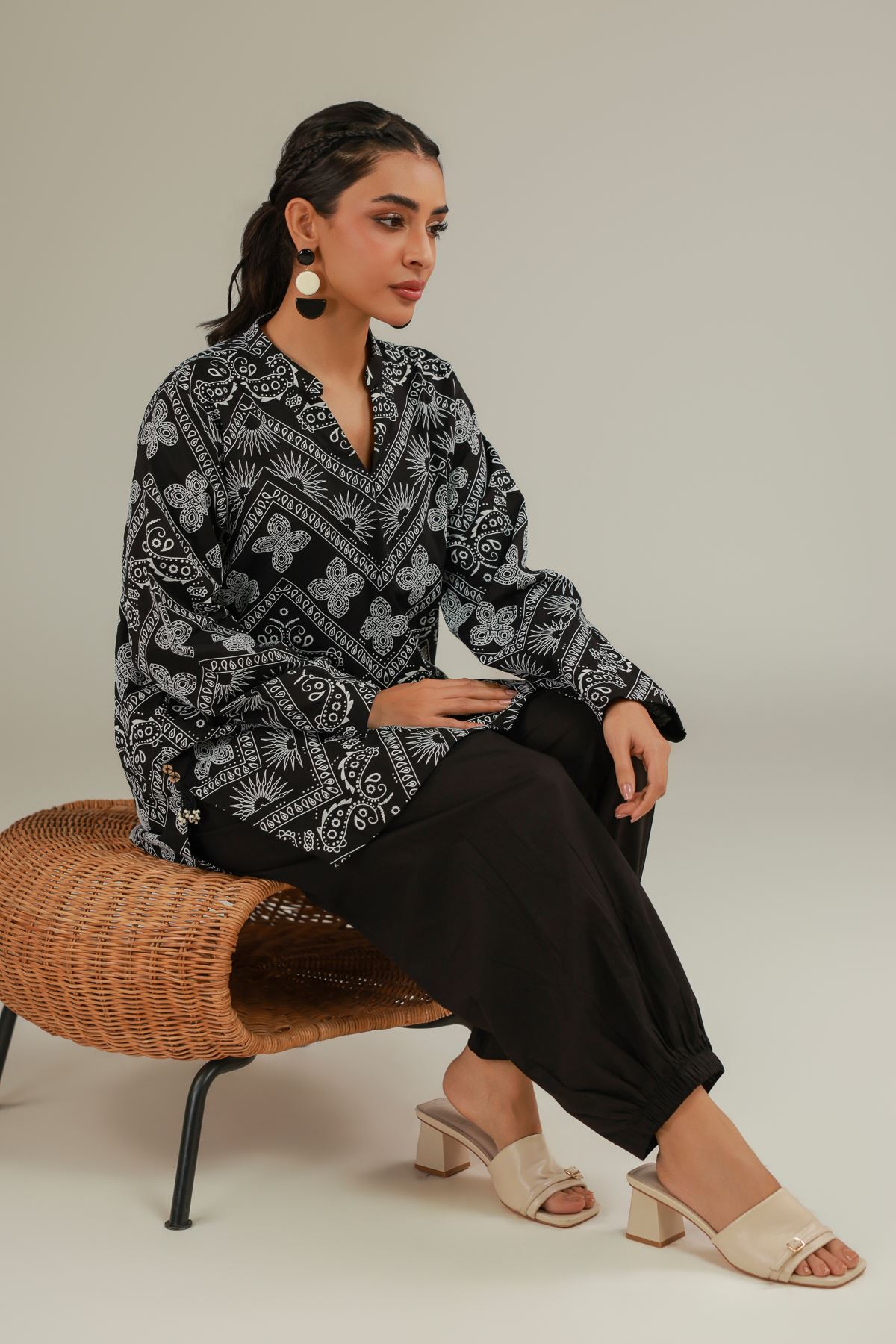 Cambric Short Black Kurta - 2-26-105-A-A-VG
