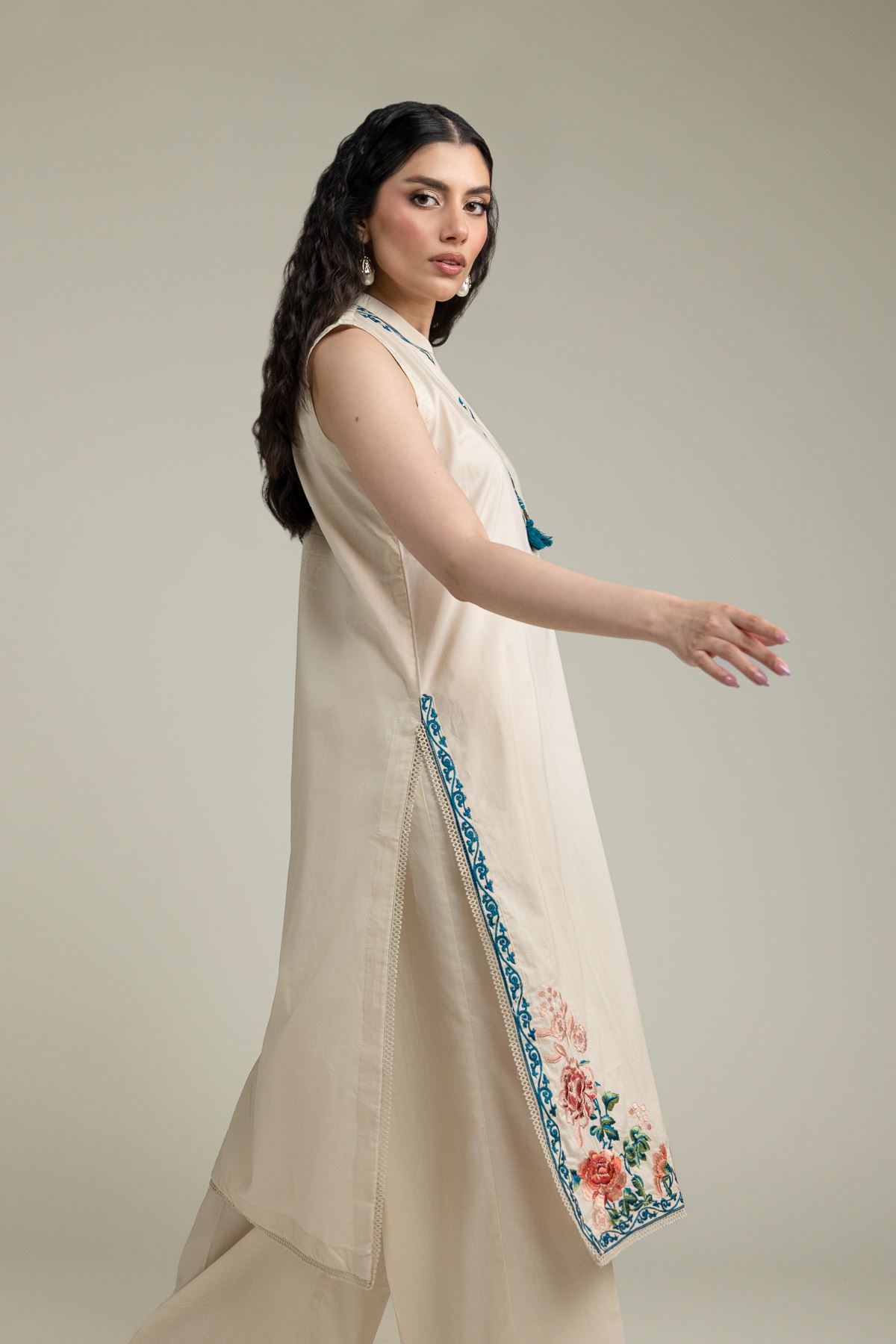 Embroidered Cambric Floral Sleeveless Kurta - 1-26-231-A-F1-VG