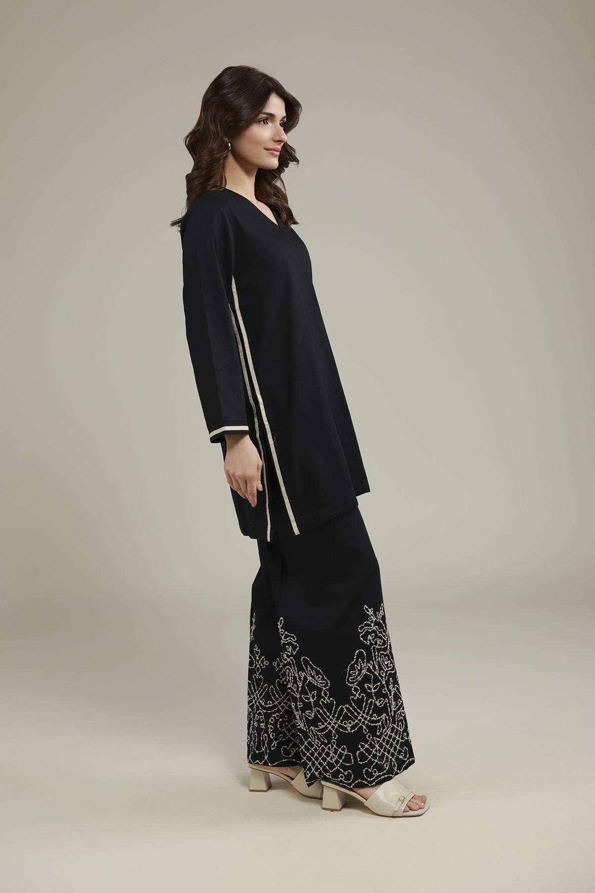Dyed Heavy Textured Cotton V-Neck Solid Kurta - 25-10-12E4-08BB-VG