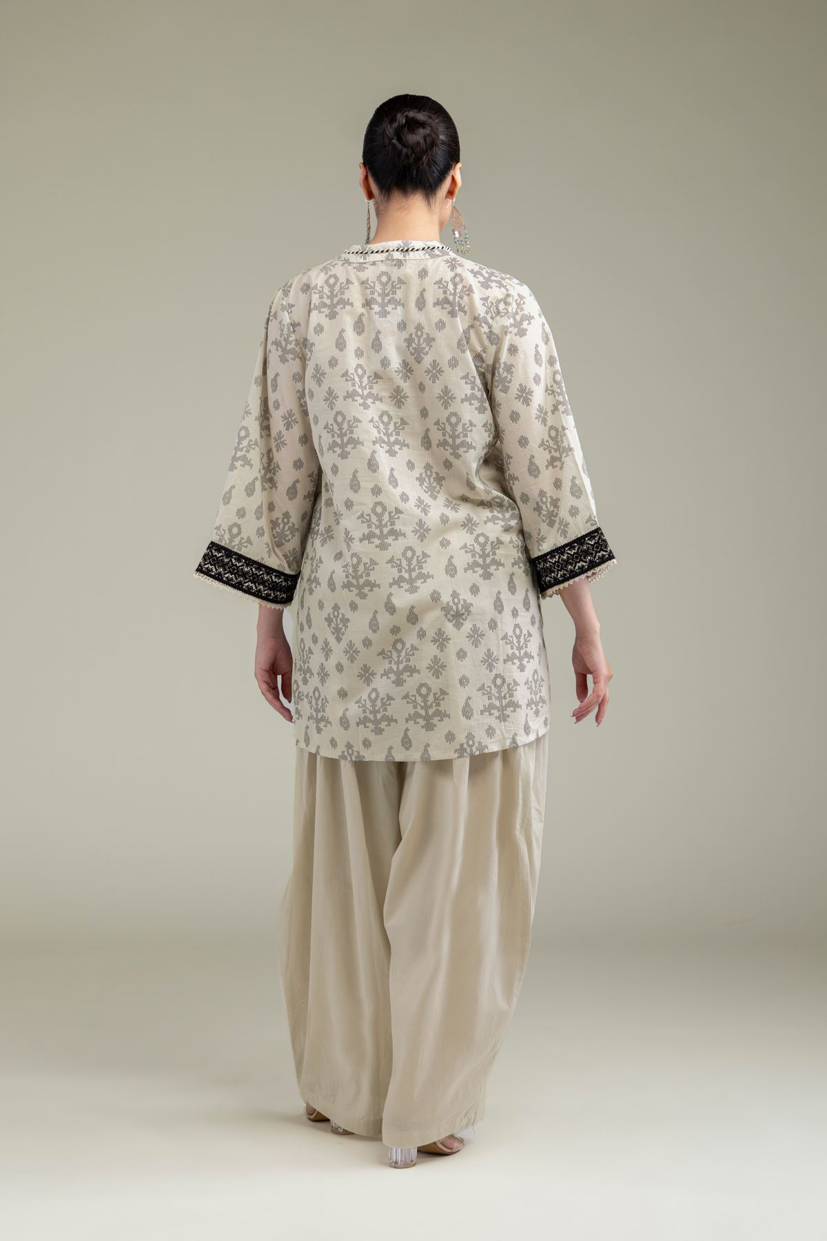 Embroidered Lawn Lawn V-Neck Kurta - 1-26-209-A-E2-VG