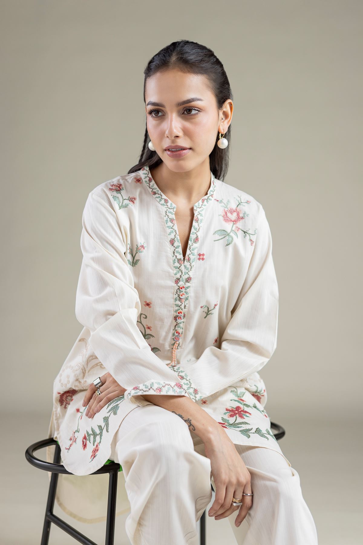 Embroidered Textured Cambric Floral V-Neck Kurta - 25-00-X2-05TA-VG