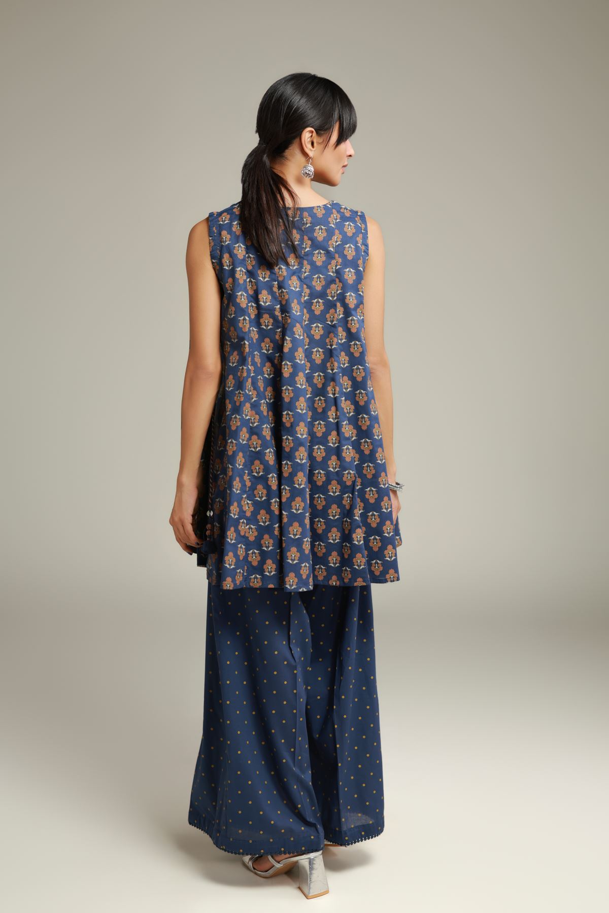 Printed Cambric Floral Sleeveless Kurta - 26-02-1E13-02TA-VG