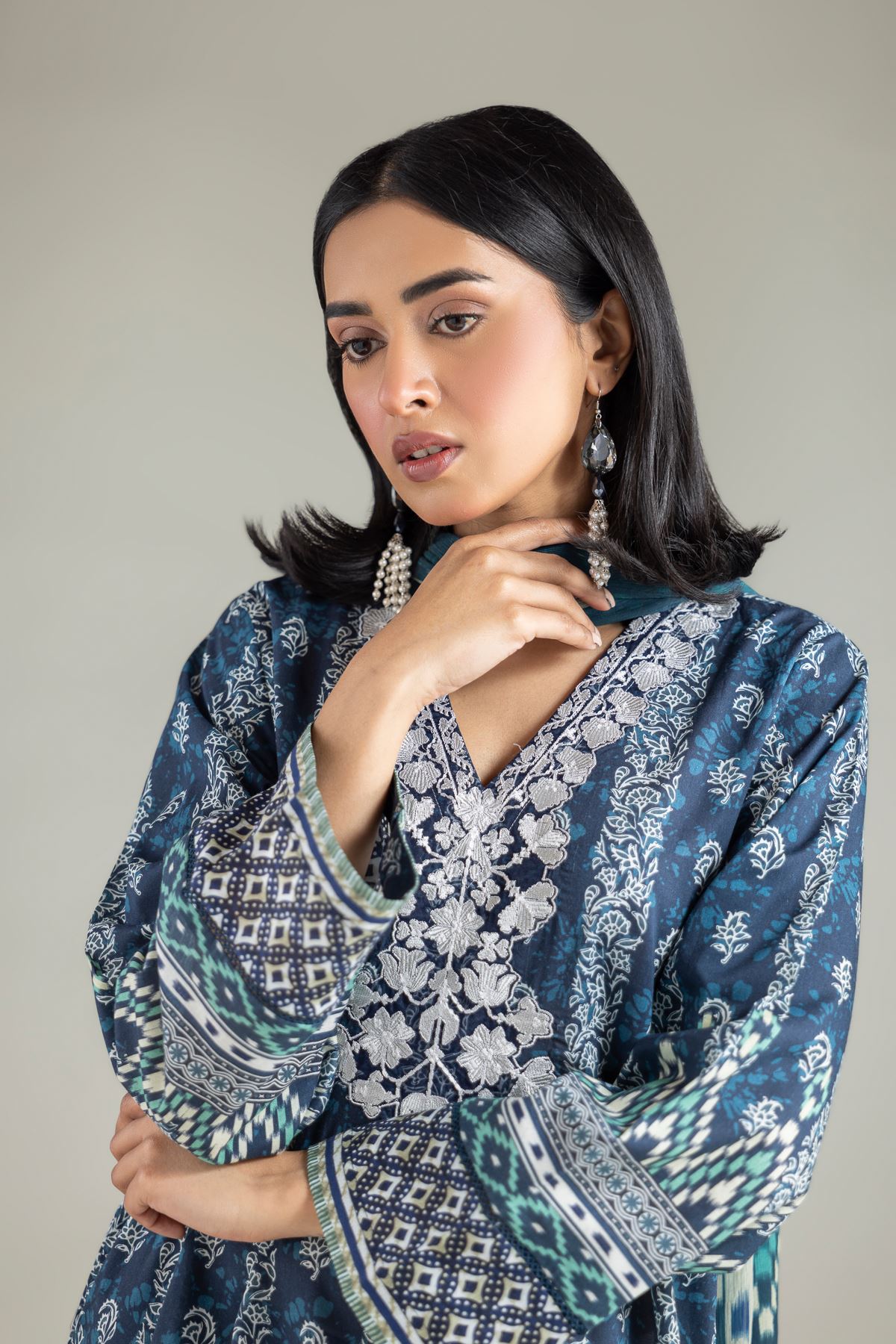 Embroidered Lawn Fabrics 3 Piece - A22-26-102FA1-VG