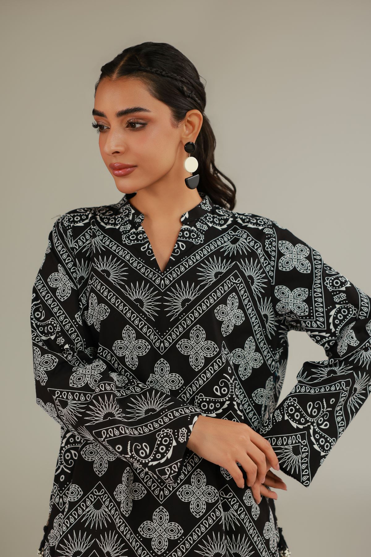 Cambric Short Black Kurta - 2-26-105-A-A-VG
