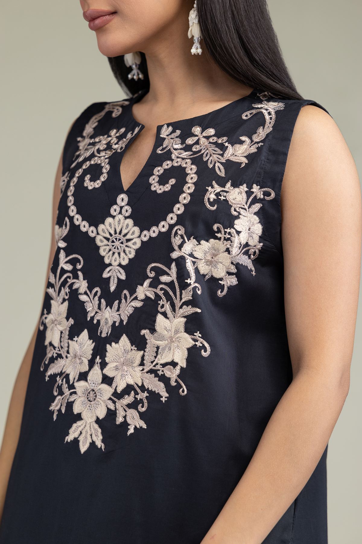 Embroidered Cambric Floral Sleeveless Kurta - 1-26-211-A-H1-VG