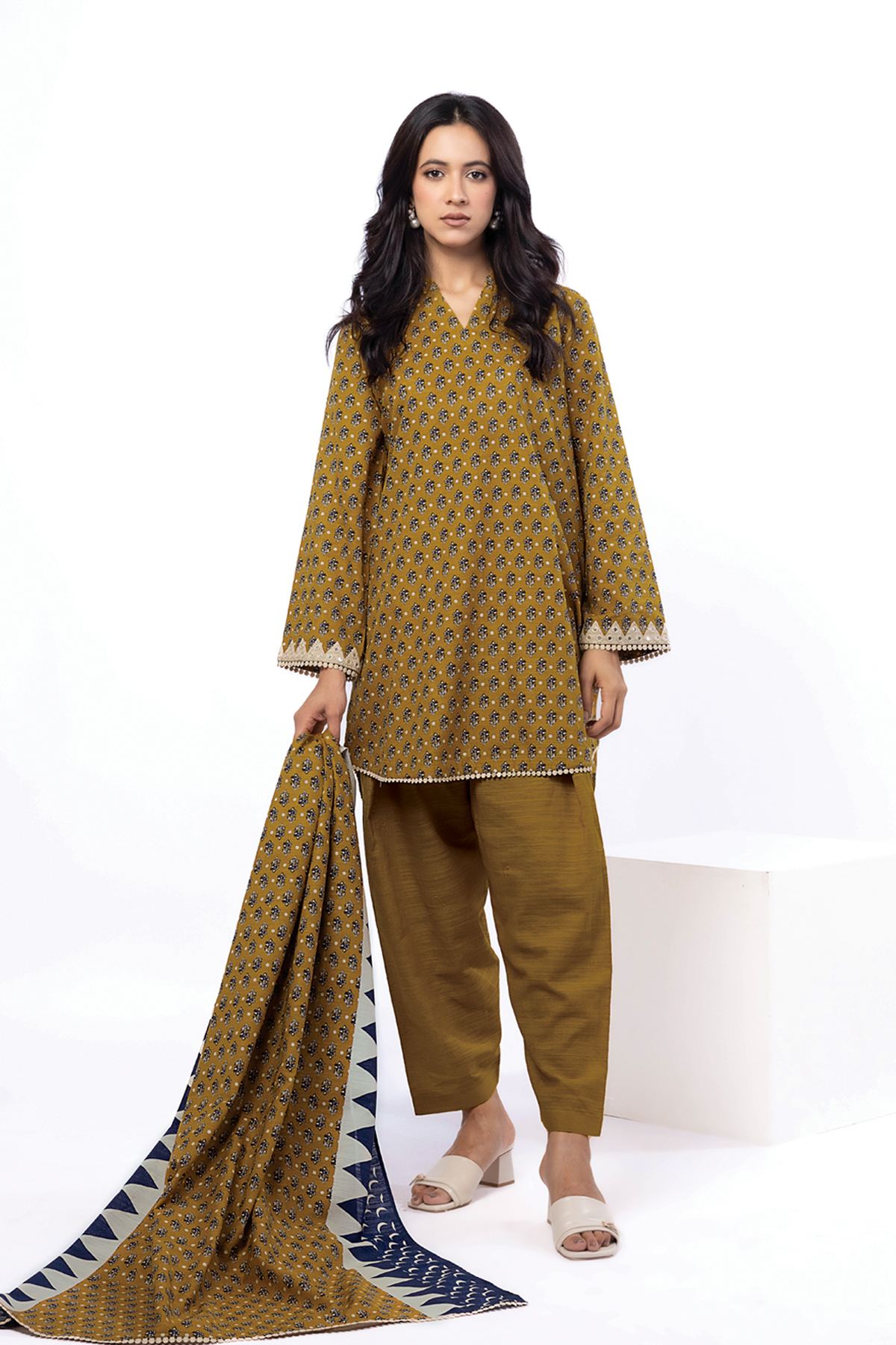 Embroidered Light Khaddar Tailored 3 Piece - KN25BST-VG
