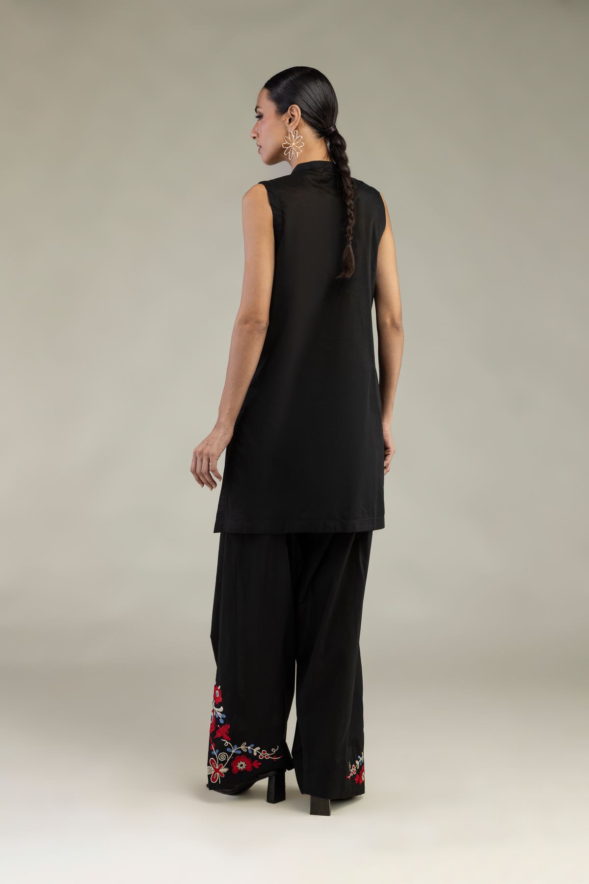 Embroidered Cambric Black Sleeveless Kurta - 1-26-226-A-I1-VG