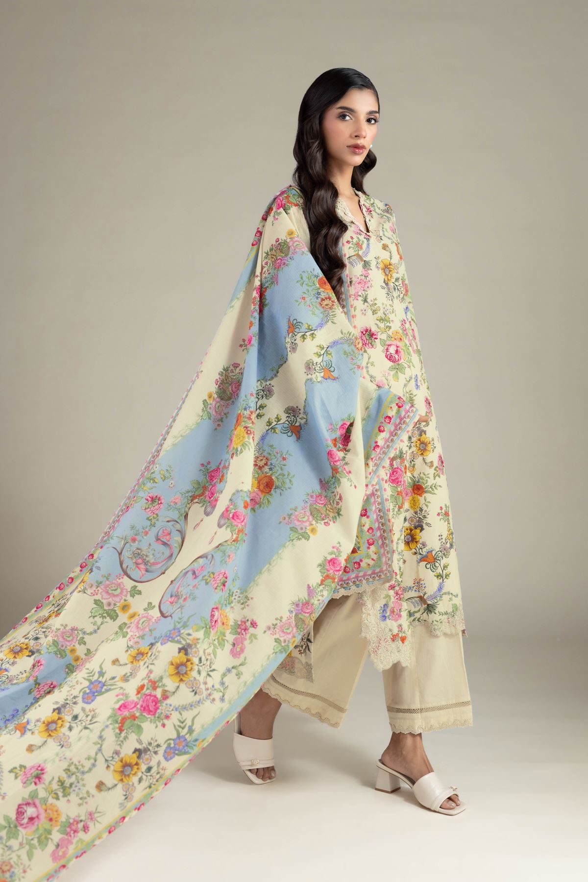 Embroidered Cambric Fabrics 3 Piece - A22-26-109FI1-VG