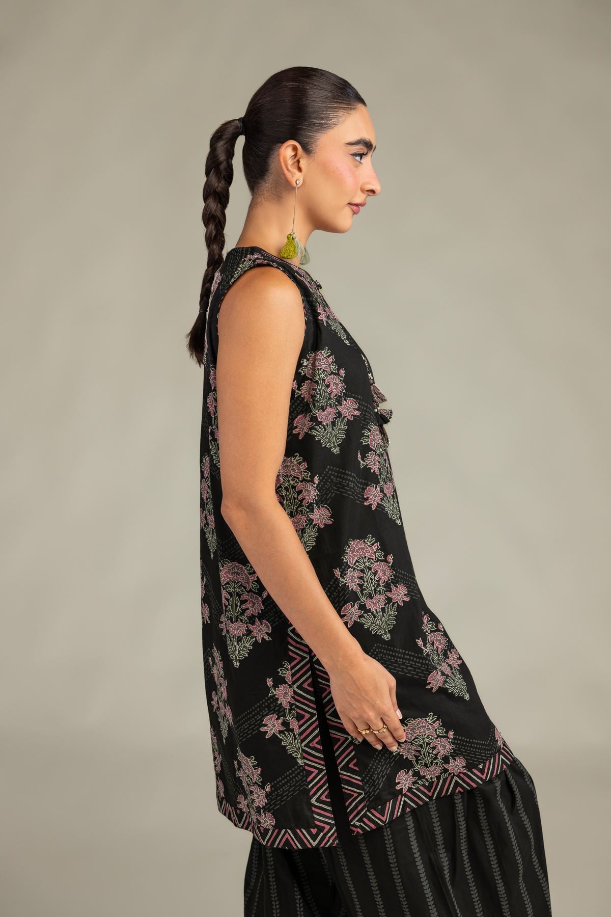 Printed Cambric Black Sleeveless Kurta - 2-26-308-A-G1-VG