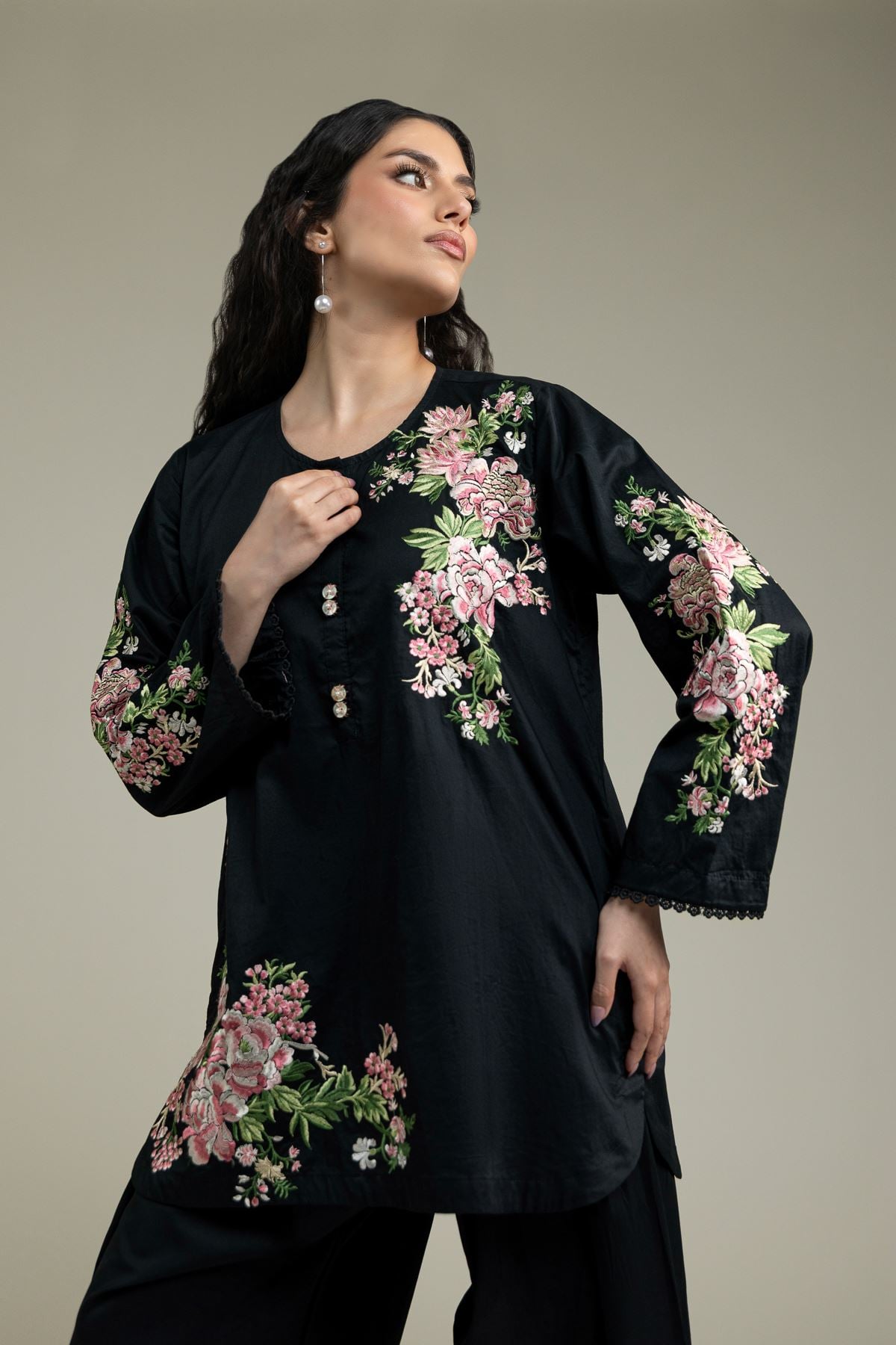 Embroidered Cambric Black Round-Neck Kurta - 25-09-11E14-03TA-VG