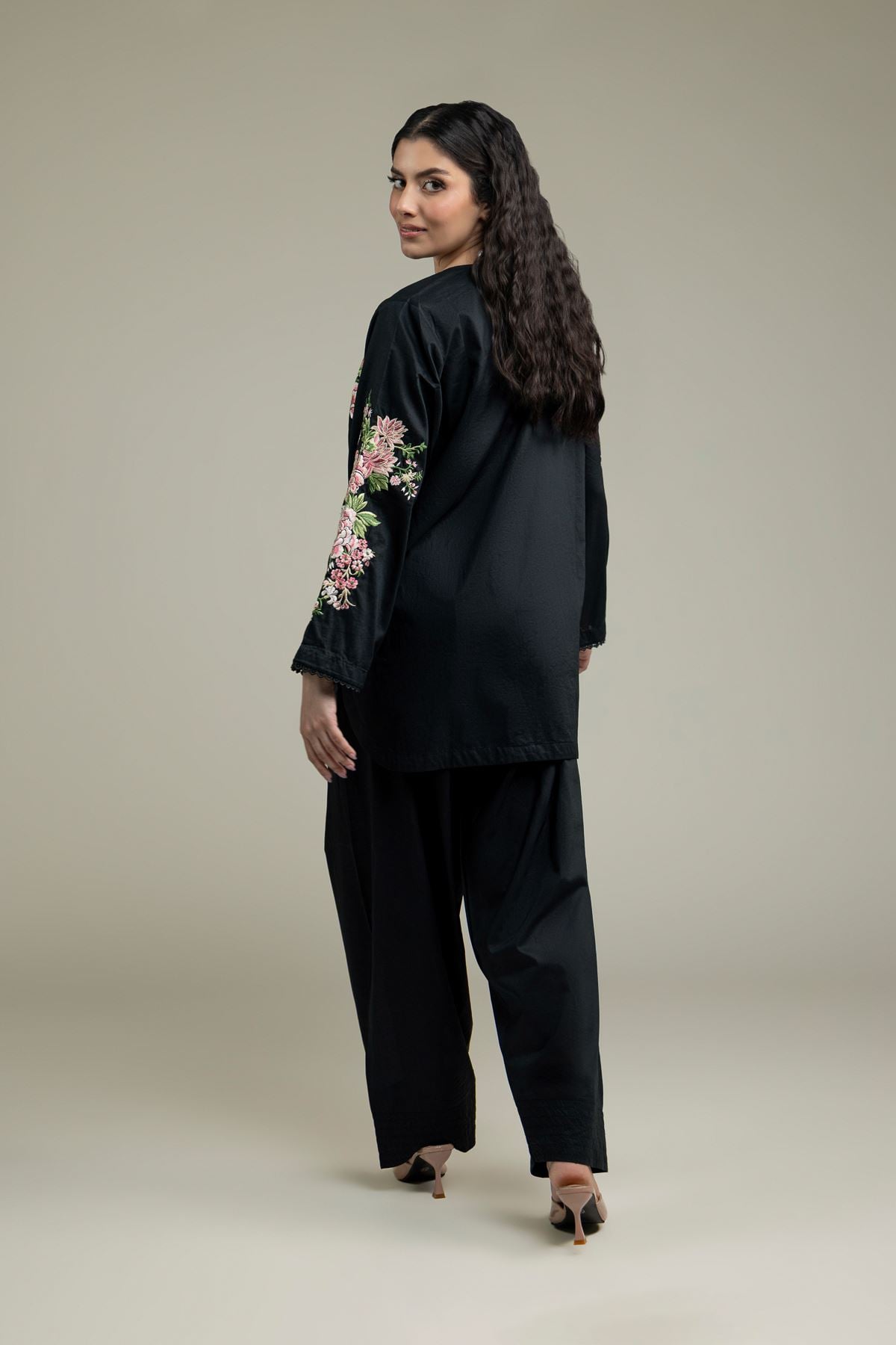 Embroidered Cambric Black Round-Neck Kurta - 25-09-11E14-03TA-VG