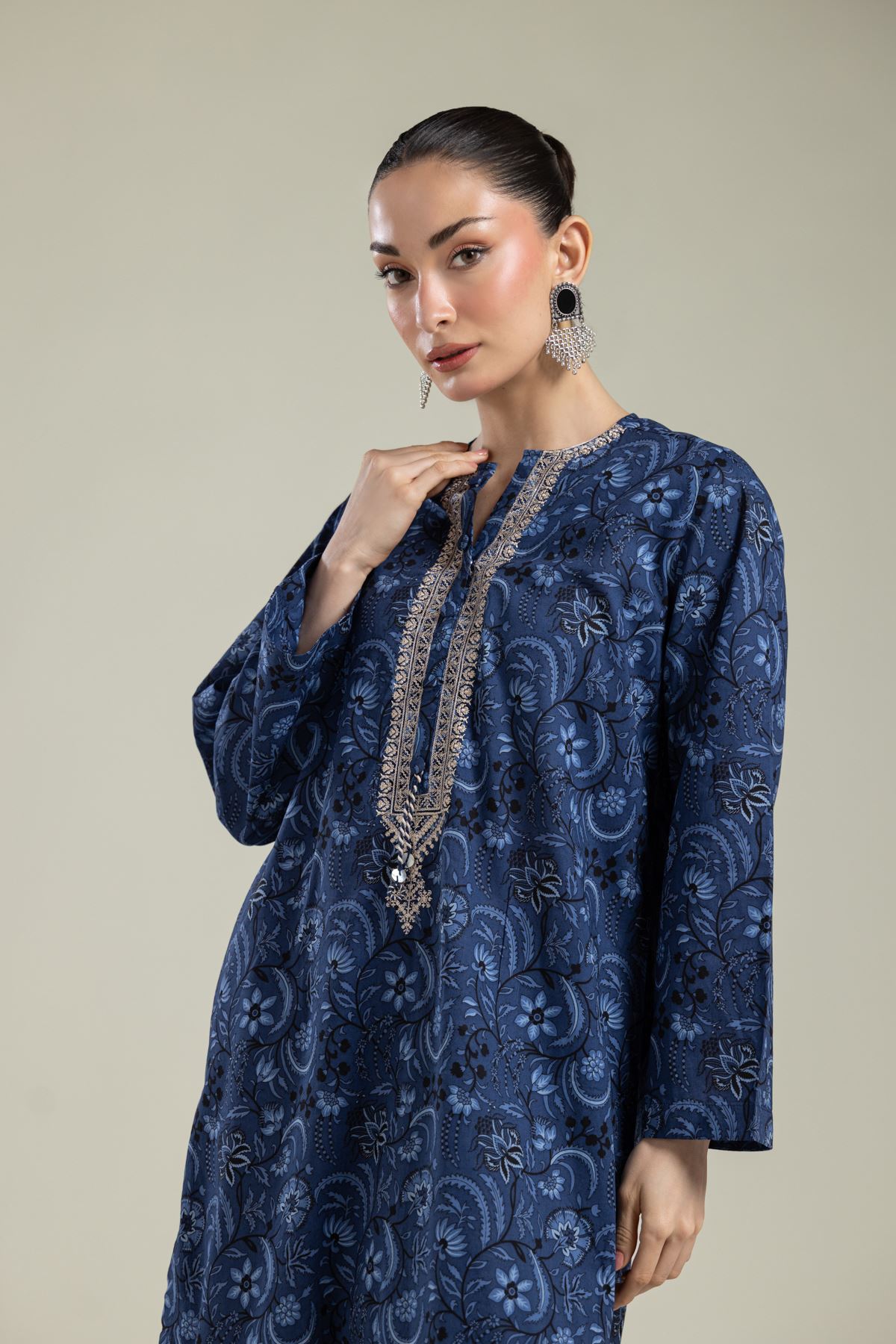 Embroidered Cambric Floral Navy Kurta - 26-02-3S5-10TA-VG