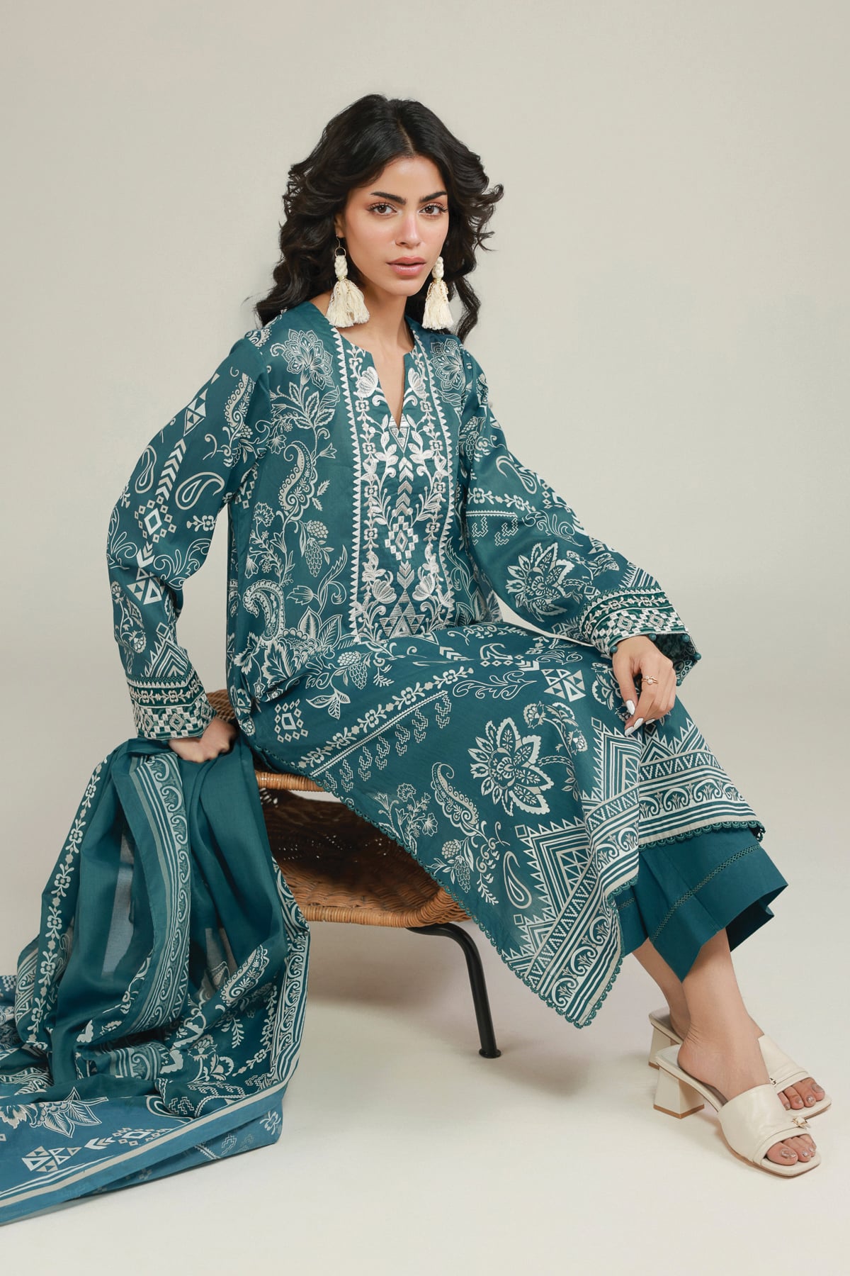 Embroidered Lawn 3-Piece Lawn Set - 8-26-202-A-A1-VG