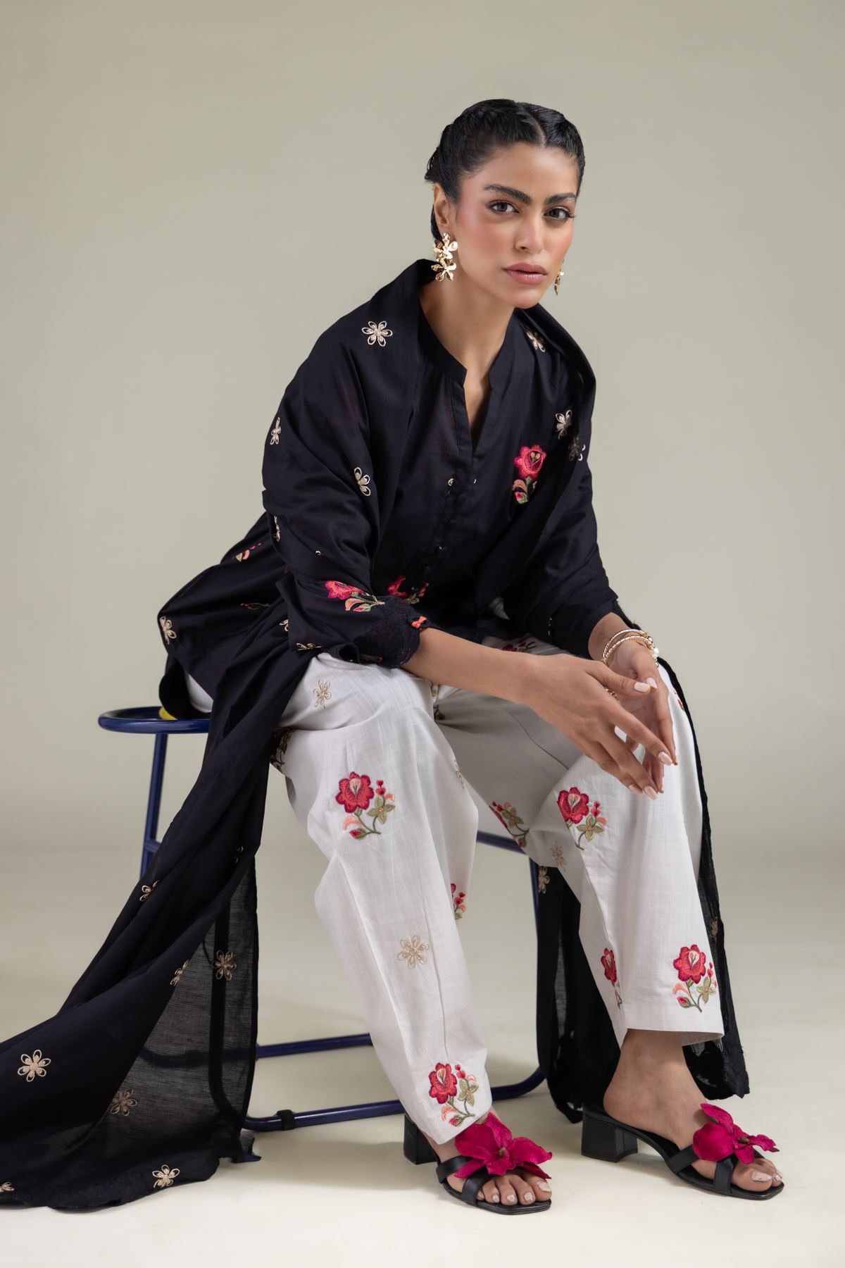 Embroidered Textured Cotton Floral V-Neck Kurta - 25-00-X2-08TB-VG