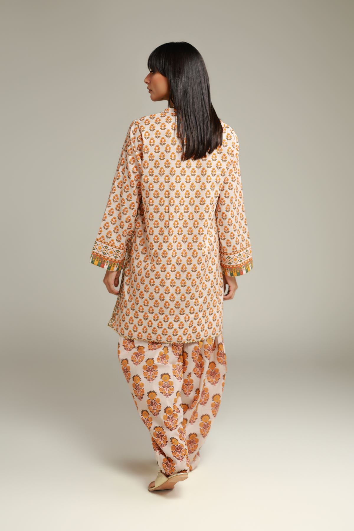 Embroidered Cambric Floral V-Neck Kurta - 26-02-1E13-02TA-VG