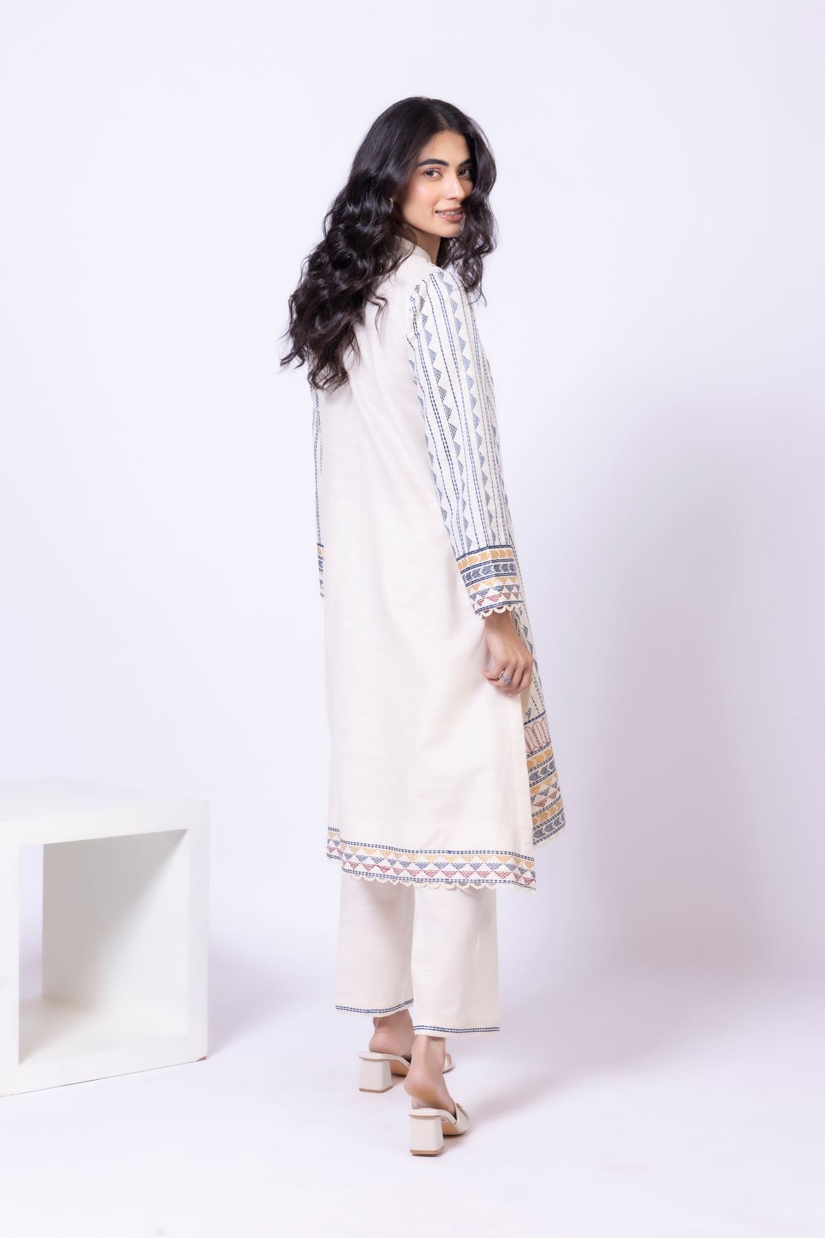 Embroidered Khaddar Kurta - 25-10-10E7-05TA-VG