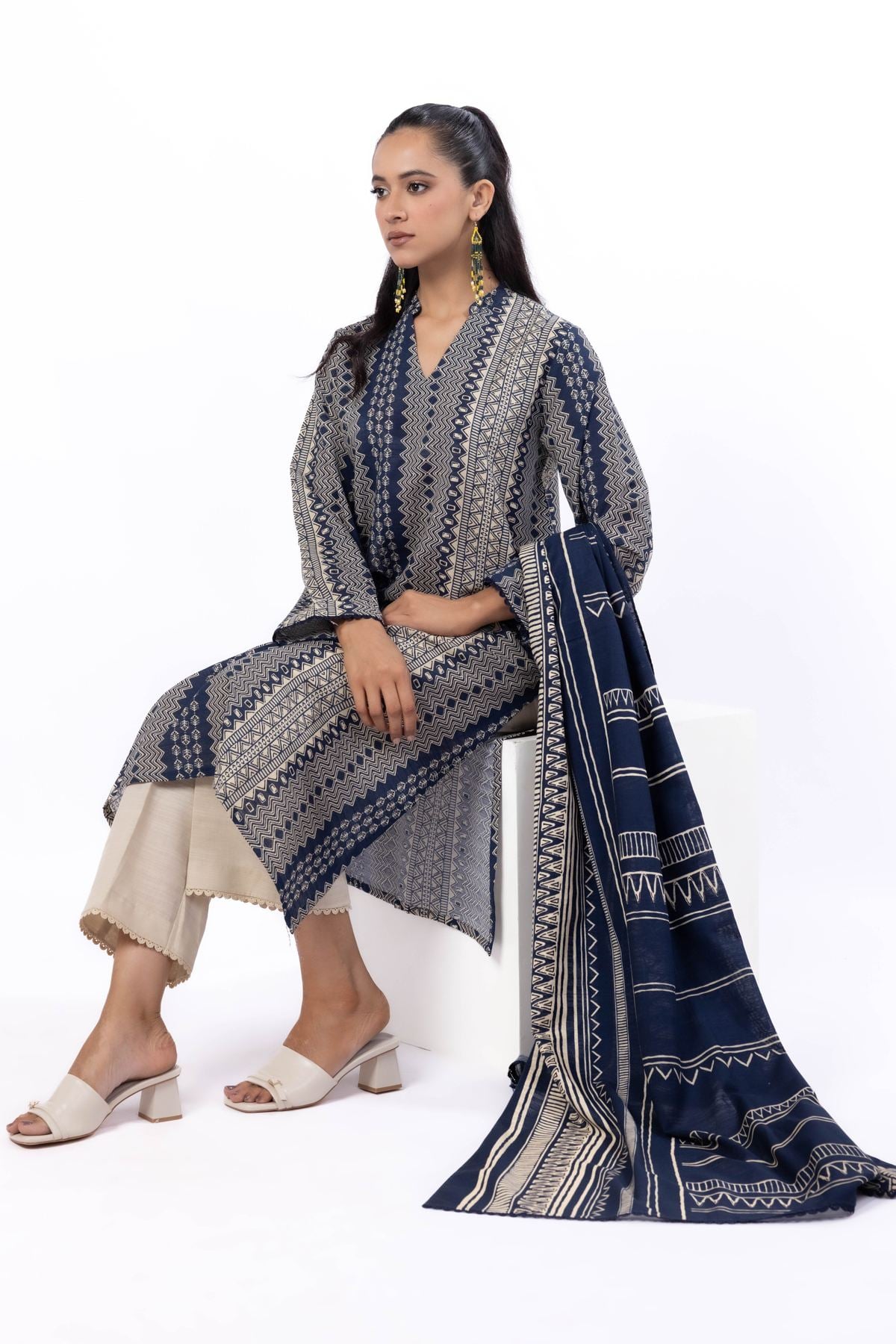 Printed Light Khaddar Tailored 3 Piece - KN32AST-VG