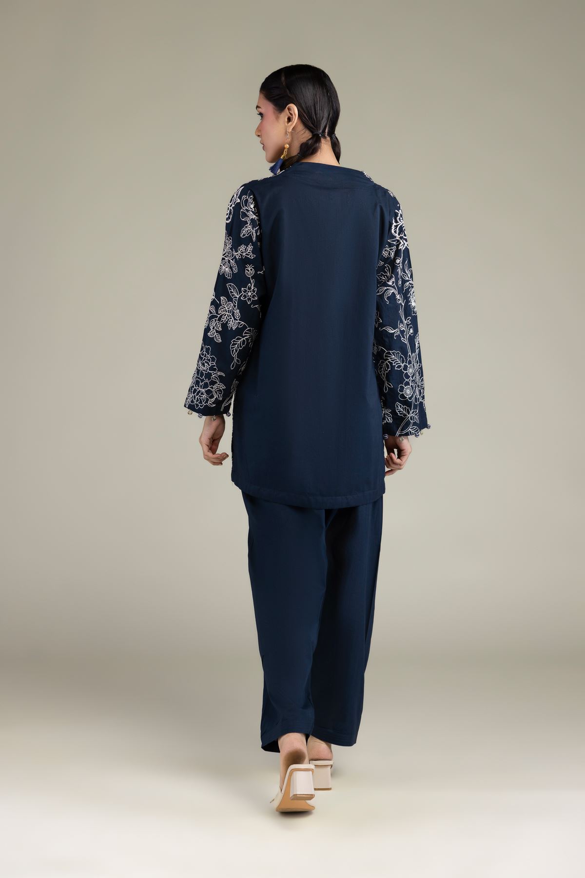 Embroidered Cambric Floral Threadwork Kurta - 2-26-212-A-D1-VG