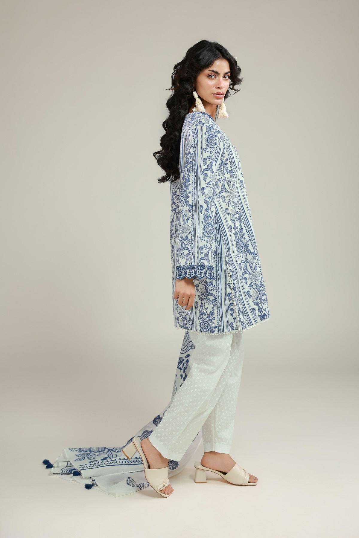 Embroidered Lawn 3-Piece Floral Suit - T-A22-26-102FG1-VG