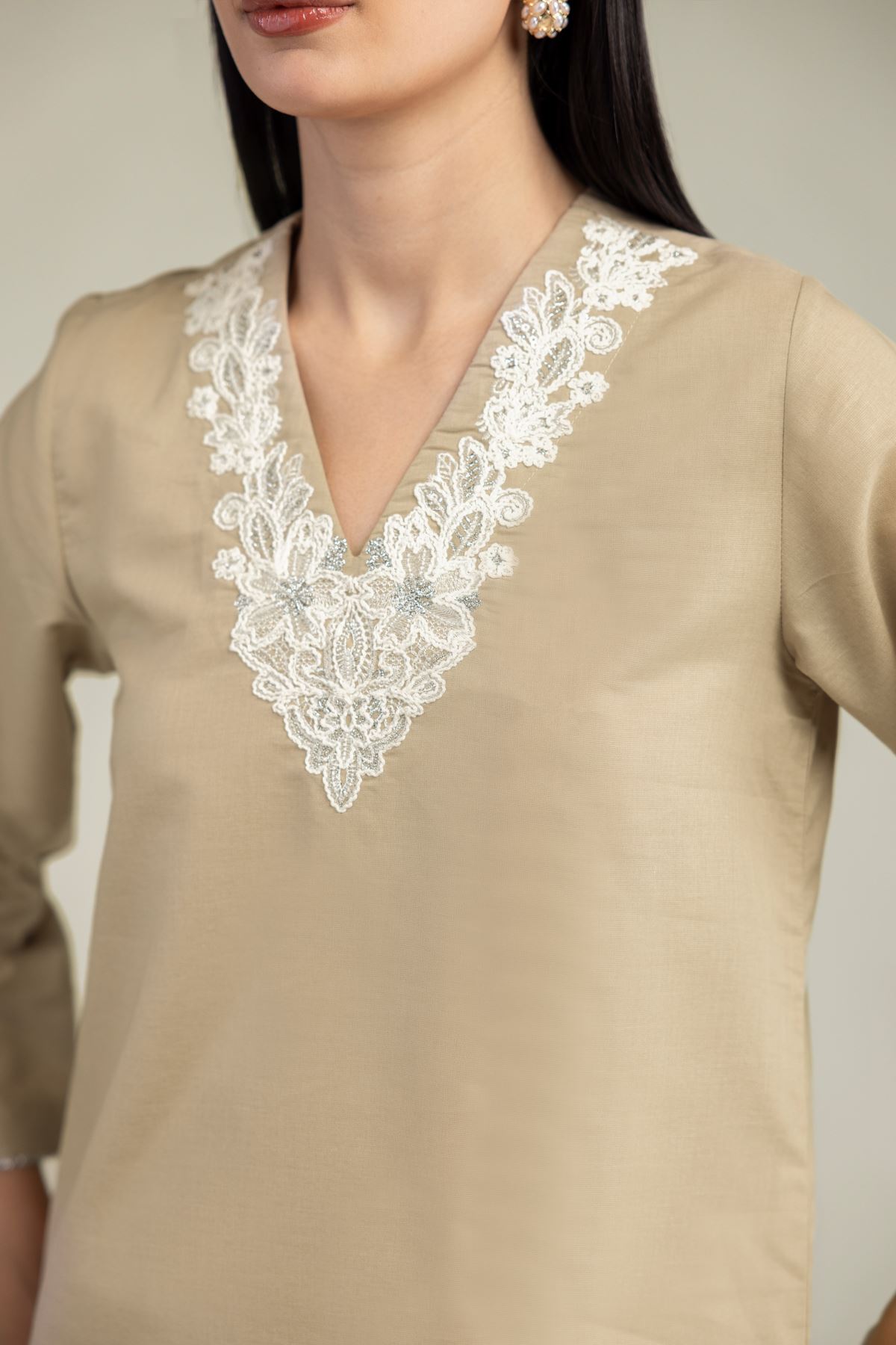 Embroidered Mesuri V-Neck Longline Kurta - 25-09-11E14-03TA-VG